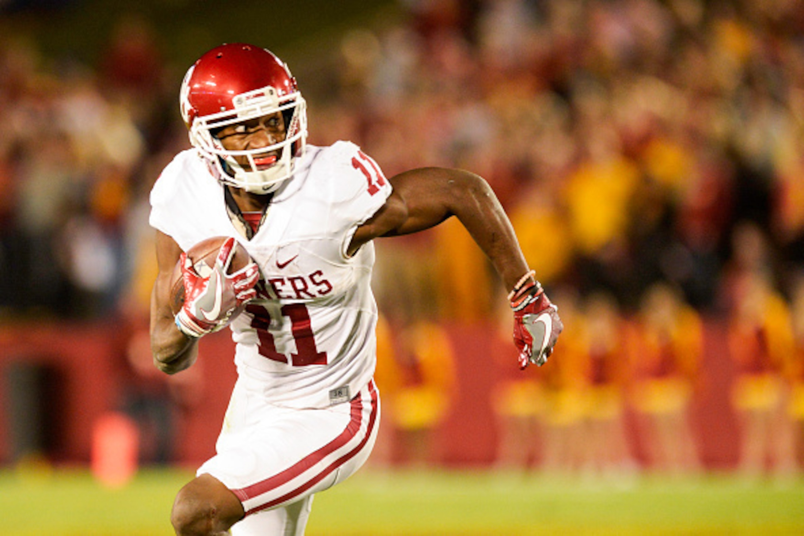 AMES, IA - NOVEMBER 03: Wide receiver Dede Westbrook #11 of the Oklahoma Sooners runs the ball after a catch in the second half of their game agaisnt the Iowa State Cyclones at Jack Trice Stadium on November 3, 2016 in Ames, Iowa. (Photo by Joshua Gateley