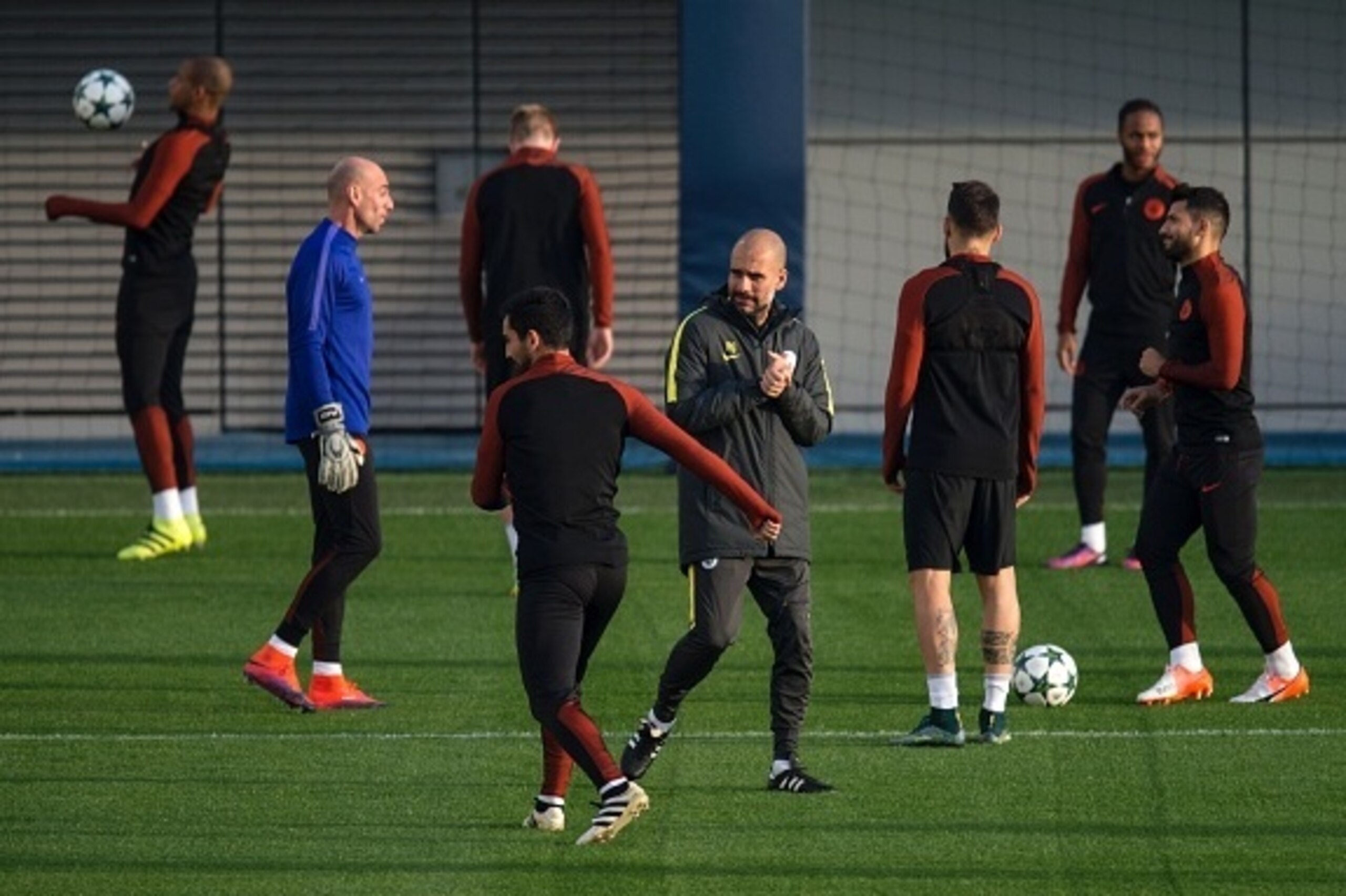 Manchester City's Spanish football coach Pep Guardiola (C) participates in a team training session at the City Football Academy in Manchester, northern England on October 31, 2016.  / AFP / OLI SCARFF        (Photo credit should read OLI SCARFF/AFP/Getty 
