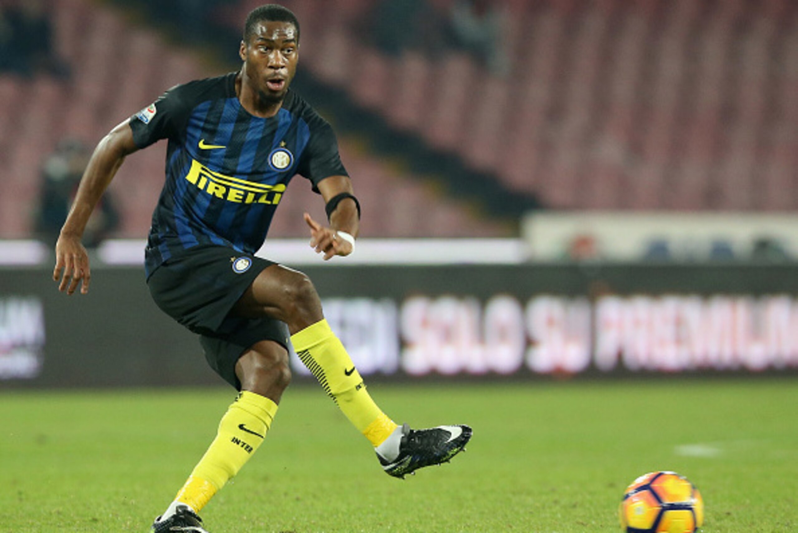 NAPLES, ITALY - DECEMBER 02:  Geoffrey Kondogbia of Inter during the Serie A match between SSC Napoli and FC Internazionale at Stadio San Paolo on December 2, 2016 in Naples, Italy.  (Photo by Maurizio Lagana/Getty Images)