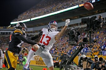 PITTSBURGH, PA - DECEMBER 04:  Odell Beckham #13 of the New York Giants cannot come up with a pass thrown by Eli Manning #10 in the second half during the game against the Pittsburgh Steelers at Heinz Field on December 4, 2016 in Pittsburgh, Pennsylvania.