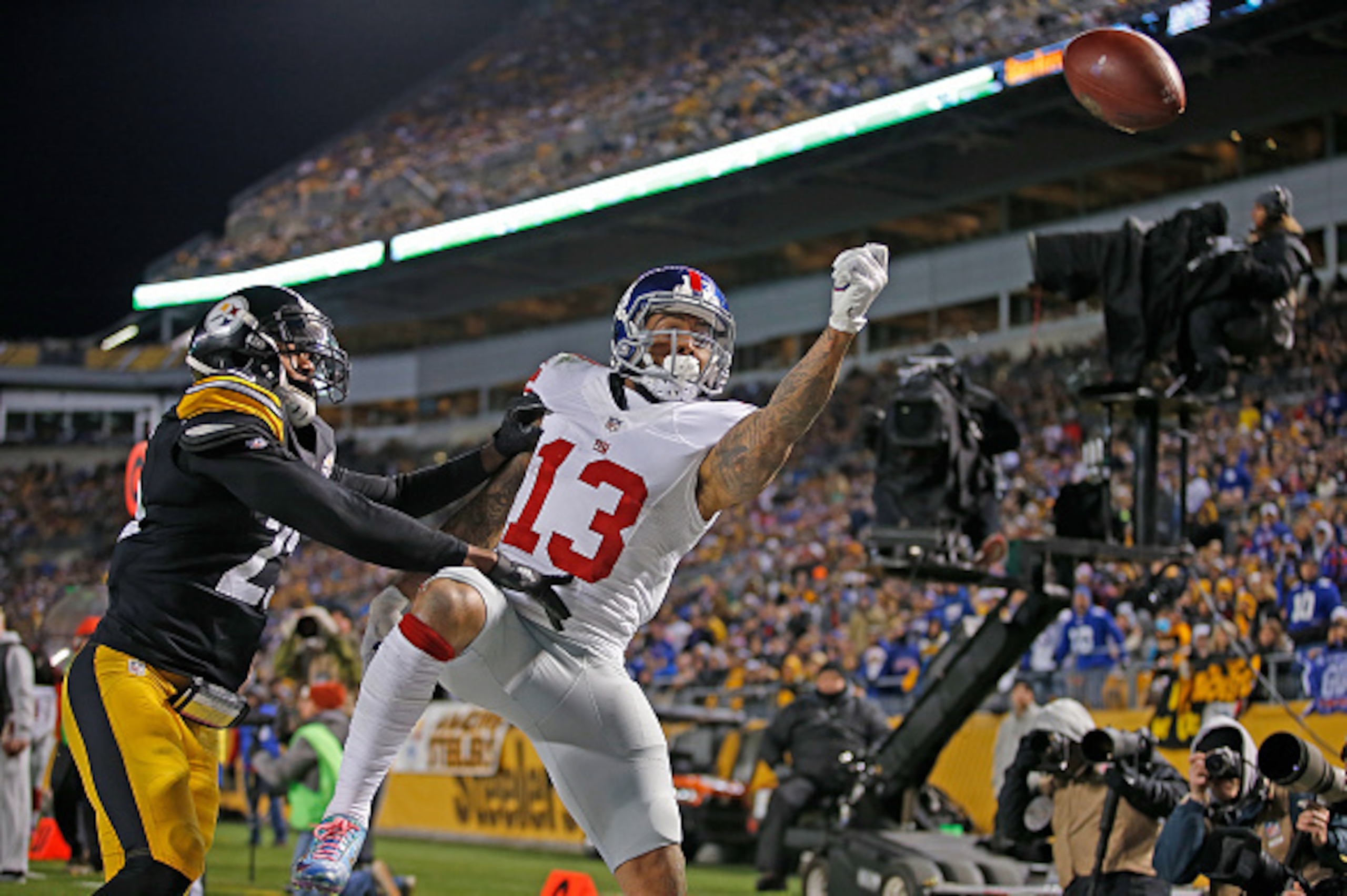 PITTSBURGH, PA - DECEMBER 04: Odell Beckham #13 of the New York Giants cannot come up with a pass thrown by Eli Manning #10 in the second half during the game against the Pittsburgh Steelers at Heinz Field on December 4, 2016 in Pittsburgh, Pennsylvania. PITTSBURGH, PA - DECEMBER 04: Odell Beckham #13 of the New York Giants cannot come up with a pass thrown by Eli Manning #10 in the second half during the game against the Pittsburgh Steelers at Heinz Field on December 4, 2016 in Pittsburgh, Pennsylvania.