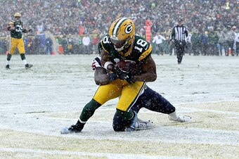 GREEN BAY, WI - DECEMBER 04:  Randall Cobb #18 of the Green Bay Packers scores a touchdown past Kareem Jackson #25 of the Houston Texans in the second quarter at Lambeau Field on December 4, 2016 in Green Bay, Wisconsin. (Photo by Dylan Buell/Getty Images