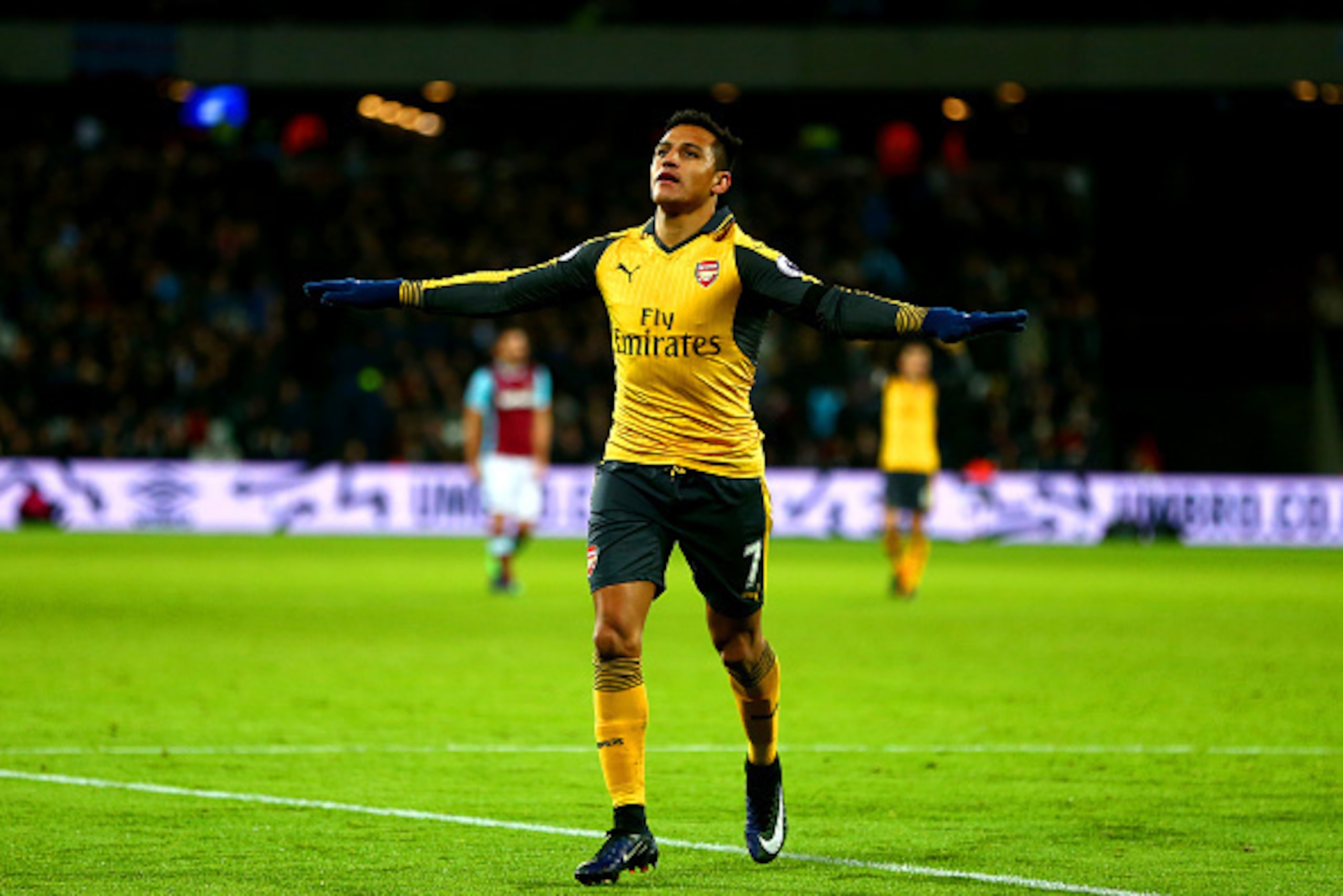 LONDON, ENGLAND - DECEMBER 03:  Alexis Sanchez of Arsenal celebrates after scoring his team's third goal during the Premier League match between West Ham United and Arsenal at London Stadium on December 3, 2016 in London, England.  (Photo by Jordan Mansfi