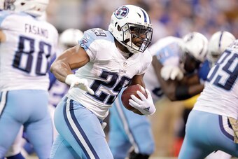INDIANAPOLIS, IN - NOVEMBER 20:  DeMarco Murray #29 of the Tennessee Titans runs with the ball during the game against the Indianapolis Colts at Lucas Oil Stadium on November 20, 2016 in Indianapolis, Indiana.  (Photo by Andy Lyons/Getty Images)