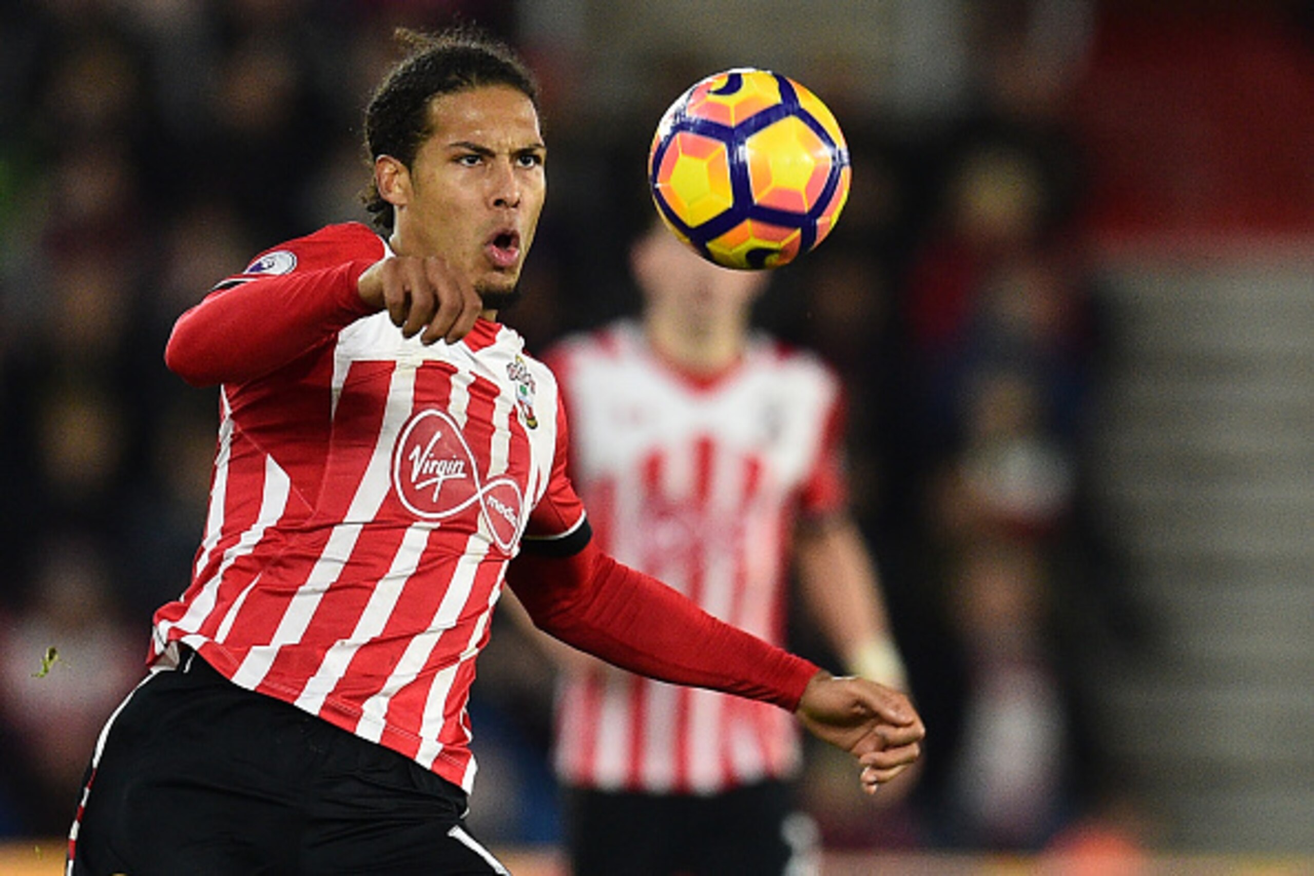 Southampton's Dutch defender Virgil van Dijk controls the ball during the English Premier League football match between Southampton and Everton at St Mary's Stadium in Southampton, southern England on November 27, 2016. / AFP / Glyn KIRK / RESTRICTED TO E