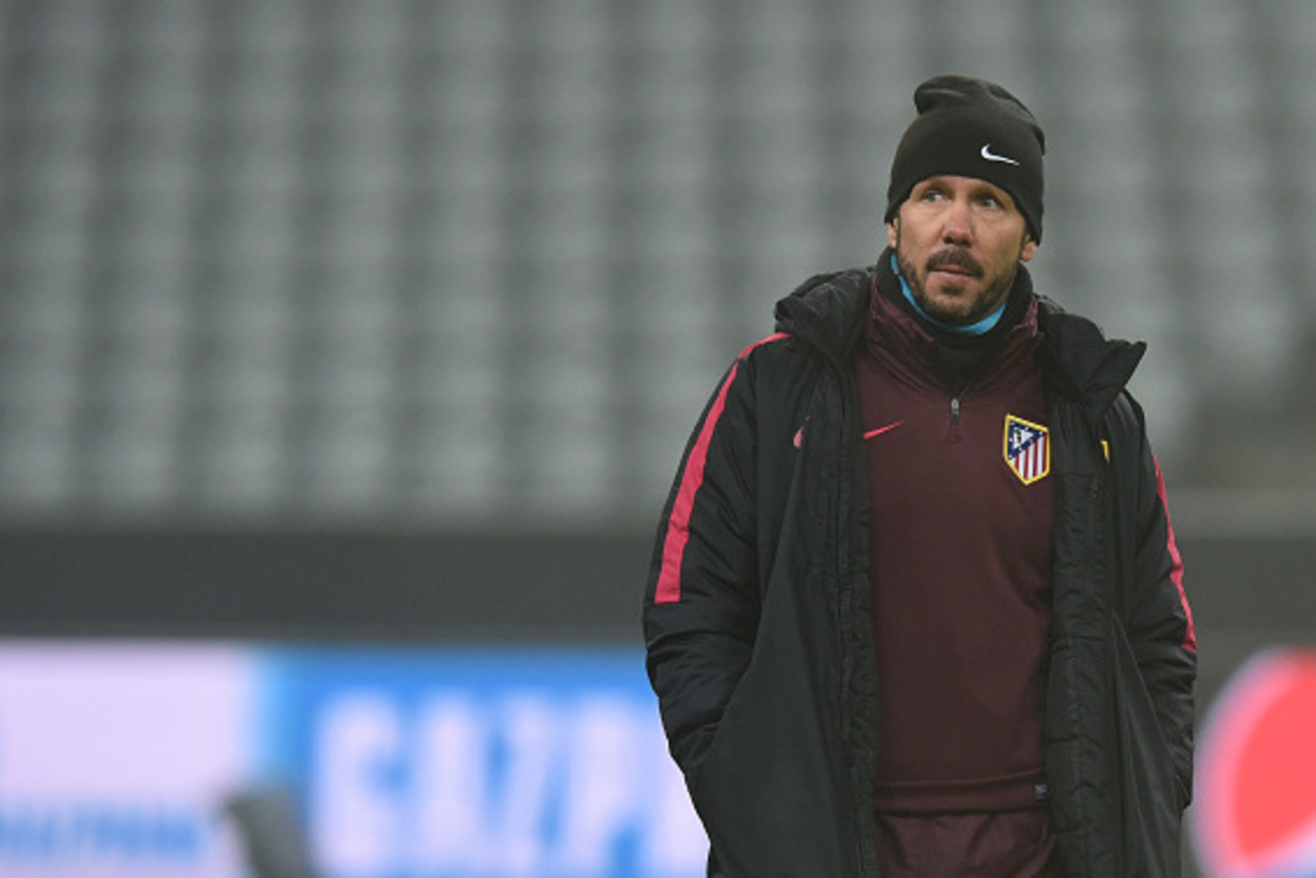 Atletico Madrid's headcoach Diego Simeone follows the final team training in the stadium in Munich, on December 5, on the eve of the UEFA Champions League group D match between FC Bayern Munich and Atletico Madrid.  / AFP / CHRISTOF STACHE        (Photo c