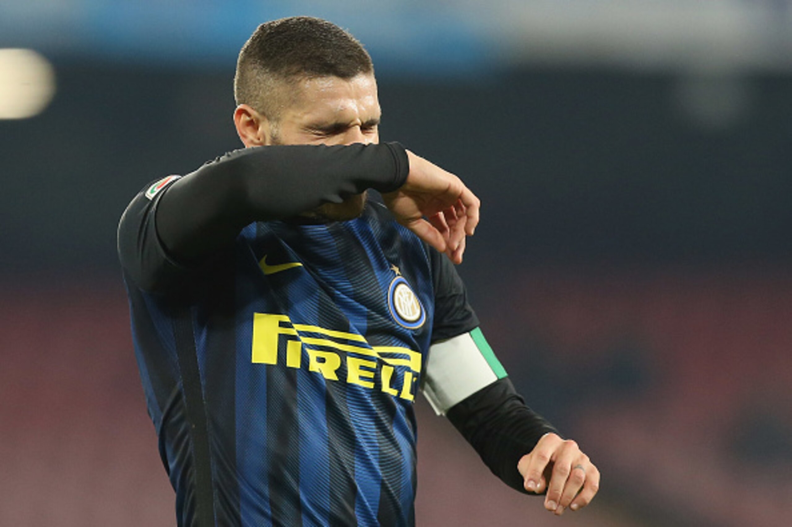 NAPLES, ITALY - DECEMBER 02:  Mauro Icardi of Inter shows his dejection during the Serie A match between SSC Napoli and FC Internazionale at Stadio San Paolo on December 2, 2016 in Naples, Italy.  (Photo by Maurizio Lagana/Getty Images)
