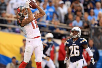 SAN DIEGO, CA - DECEMBER 04: Mike Evans #13 of the Tampa Bay Buccaneers catches a pass for a two point conversion as Casey Hayward #26 of the San Diego Chargers looks on during the second half of a game at Qualcomm Stadium on December 4, 2016 in San Diego