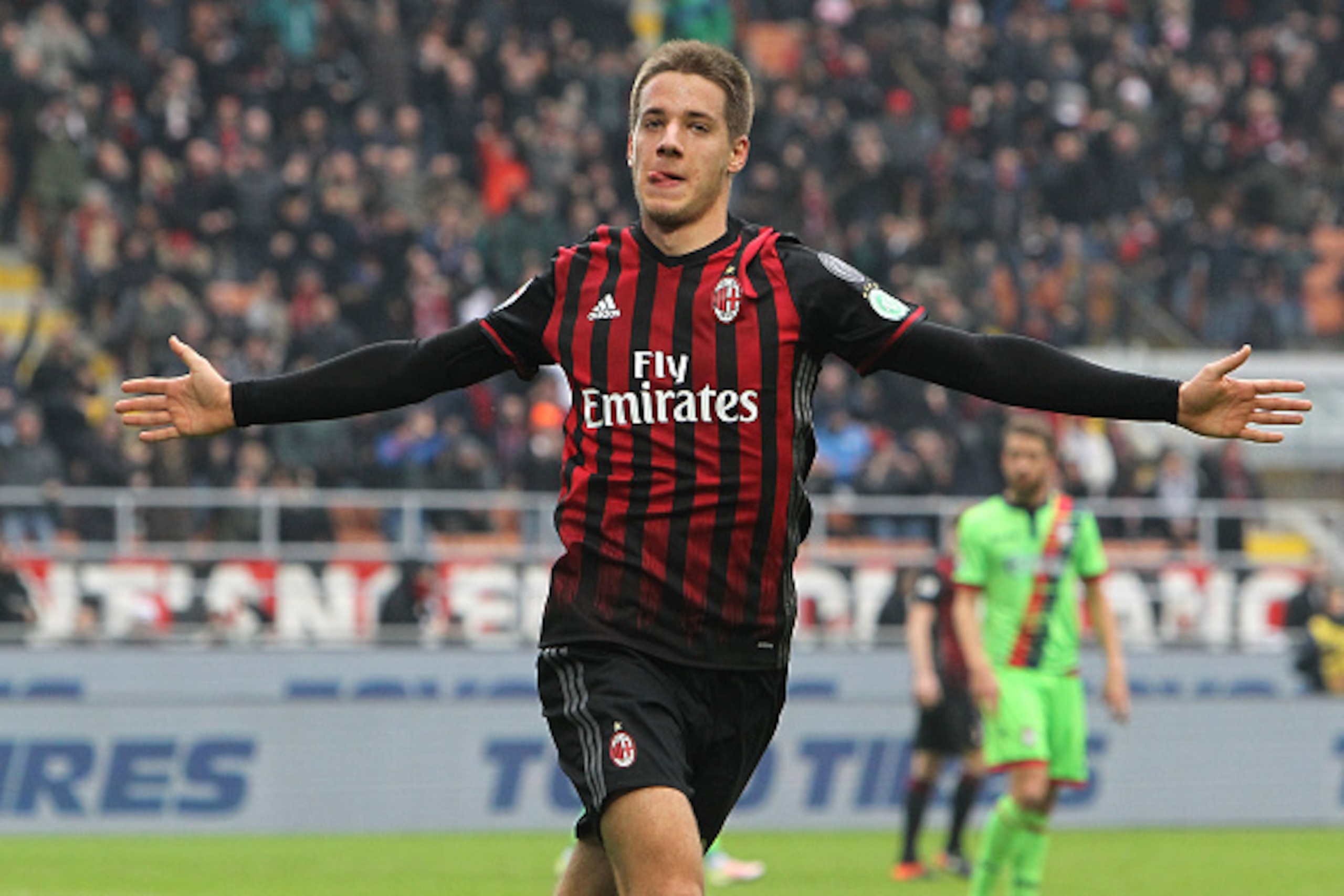 MILAN, ITALY - DECEMBER 04:  Mario Pasalic of AC Milan celebrates his goal during the Serie A match between AC Milan and FC Crotone at Stadio Giuseppe Meazza on December 4, 2016 in Milan, Italy.  (Photo by Marco Luzzani/Getty Images)