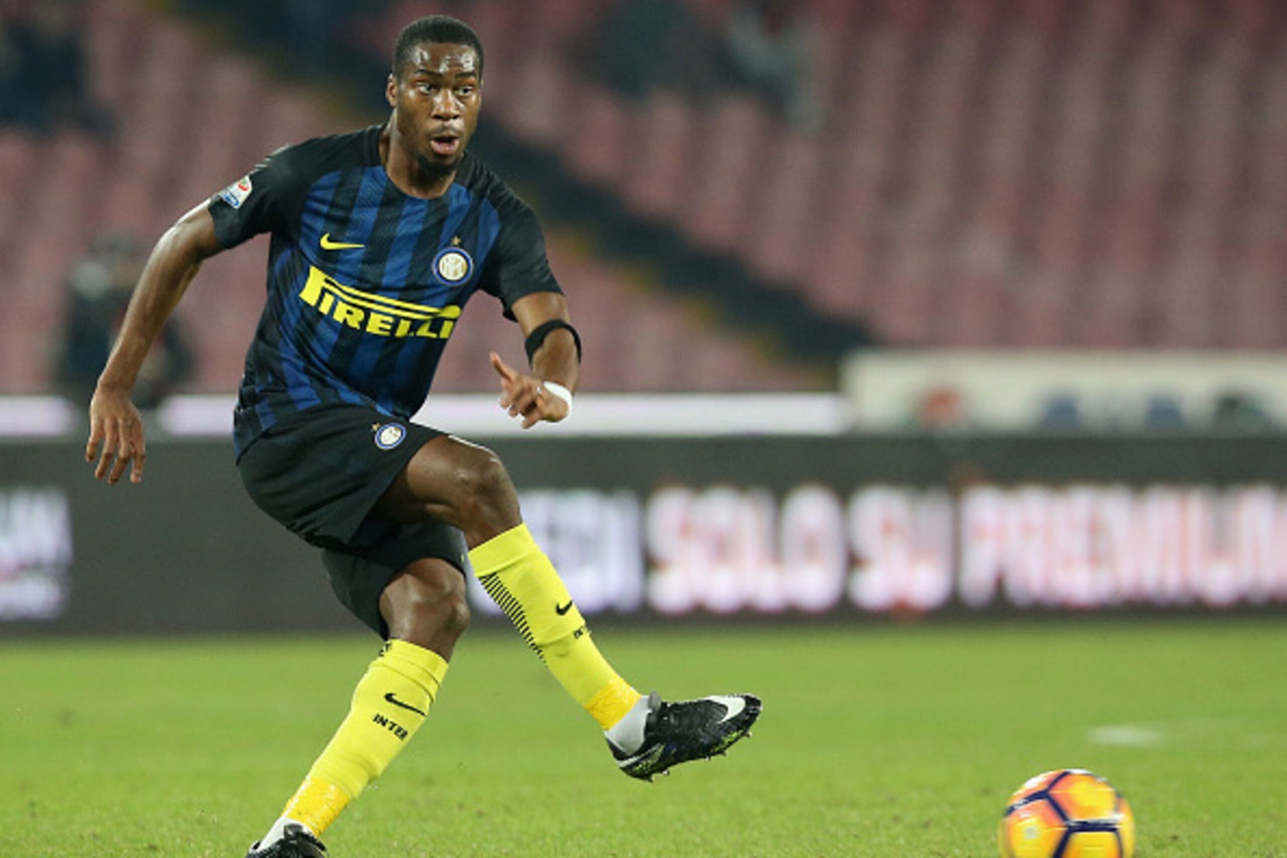 NAPLES, ITALY - DECEMBER 02:  Geoffrey Kondogbia of Inter during the Serie A match between SSC Napoli and FC Internazionale at Stadio San Paolo on December 2, 2016 in Naples, Italy.  (Photo by Maurizio Lagana/Getty Images)