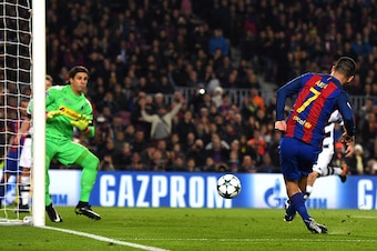 BARCELONA, SPAIN - DECEMBER 06:  Arda Turan of Barcelona (R) scores his sides fourth goal during the UEFA Champions League Group C match between FC Barcelona and VfL Borussia Moenchengladbach at Camp Nou on December 6, 2016 in Barcelona, .  (Photo by Davi