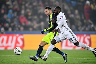 Arsenal's Spanish forward Lucas Perez (l) vies with Basel's Colombian defender Eder Balanta during the UEFA Champions league Group A football match between FC Basel 1893 and Arsenal FC on December 6, 2016 at the St Jakob Park stadium in Basel. / AFP / Fab