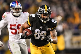 PITTSBURGH, PA - DECEMBER 04:  Ladarius Green #89 of the Pittsburgh Steelers runs with the ball against the New York Giants on December 4, 2016 in Pittsburgh, Pennsylvania. (Photo by Jamie Sabau/Getty Images)