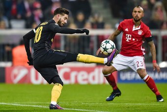 Atletico Madrid's Belgian midfielder Yannick Carrasco (L) controls the ball in front of Bayern Munich's Chilean midfielder Arturo Vidal during the UEFA Champions League Group D match between FC Bayern Munich vs Atletico Madrid at the Allianz Arena stadium