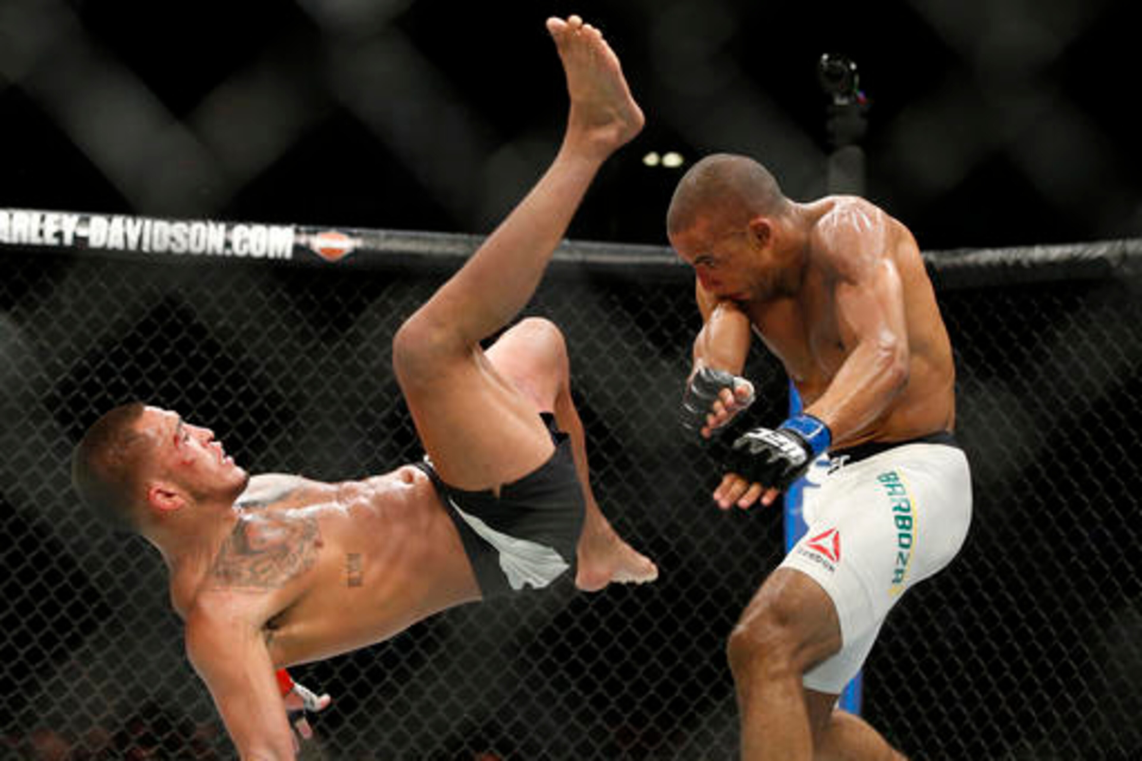 Pettis resorts to cartwheel kicks against Edson Barboza.