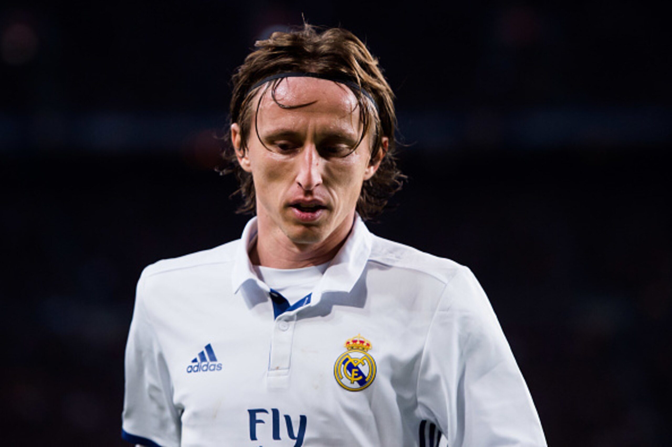 BARCELONA, SPAIN - DECEMBER 03:  Luka Modric of Real Madrid CF looks on during the La Liga match between FC Barcelona and Real Madrid CF at Camp Nou stadium on December 3, 2016 in Barcelona, Spain.  (Photo by Alex Caparros/Getty Images)