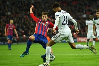 Tottenham Hotspur's English midfielder Dele Alli (R) shoots to score their first goal during the UEFA Champions League group E football match between Tottenham Hotspur and CSKA Moscow at Wembley Stadium in north London on December 7, 2016. / AFP / Glyn KI