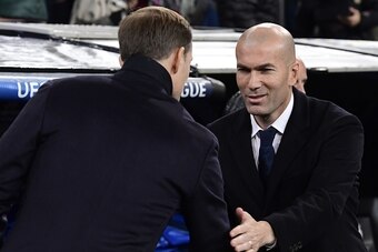 Real Madrid's French coach Zinedine Zidane (R) shakes hands with Dortmund's coach Thomas Tuchel before during the UEFA Champions League football match Real Madrid CF vs Borussia Dortmund at the Santiago Bernabeu stadium in Madrid on December 7, 2016. / AF