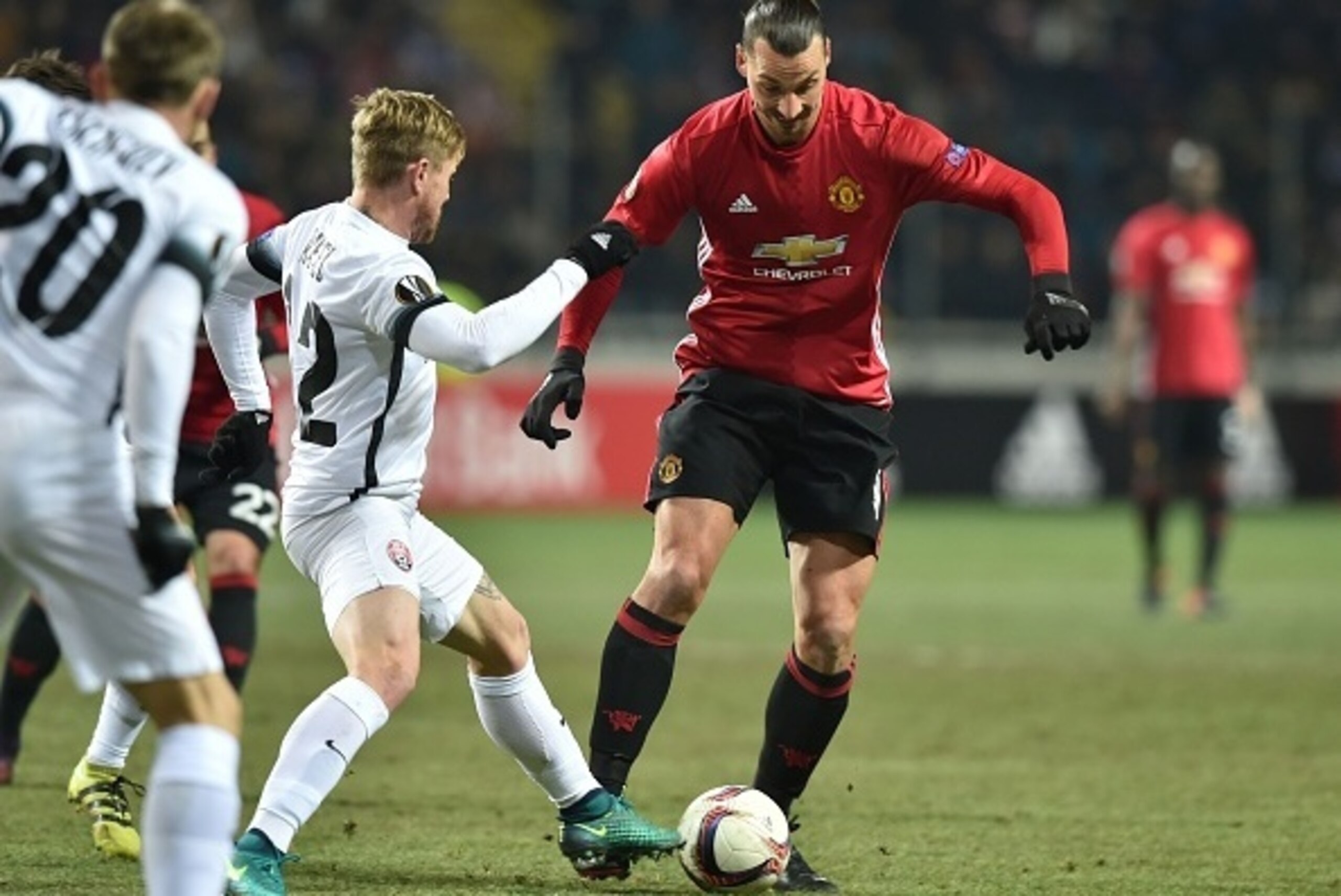 FC Zorya Luhansk's Serbian midfielder Zeljko Ljubenovic (L) vies for the ball with Manchester United's Swedish forward Zlatan Ibrahimovic (R) during the UEFA Europa League football match between FC Zorya Luhansk and Manchester United FC at the Chornomoret