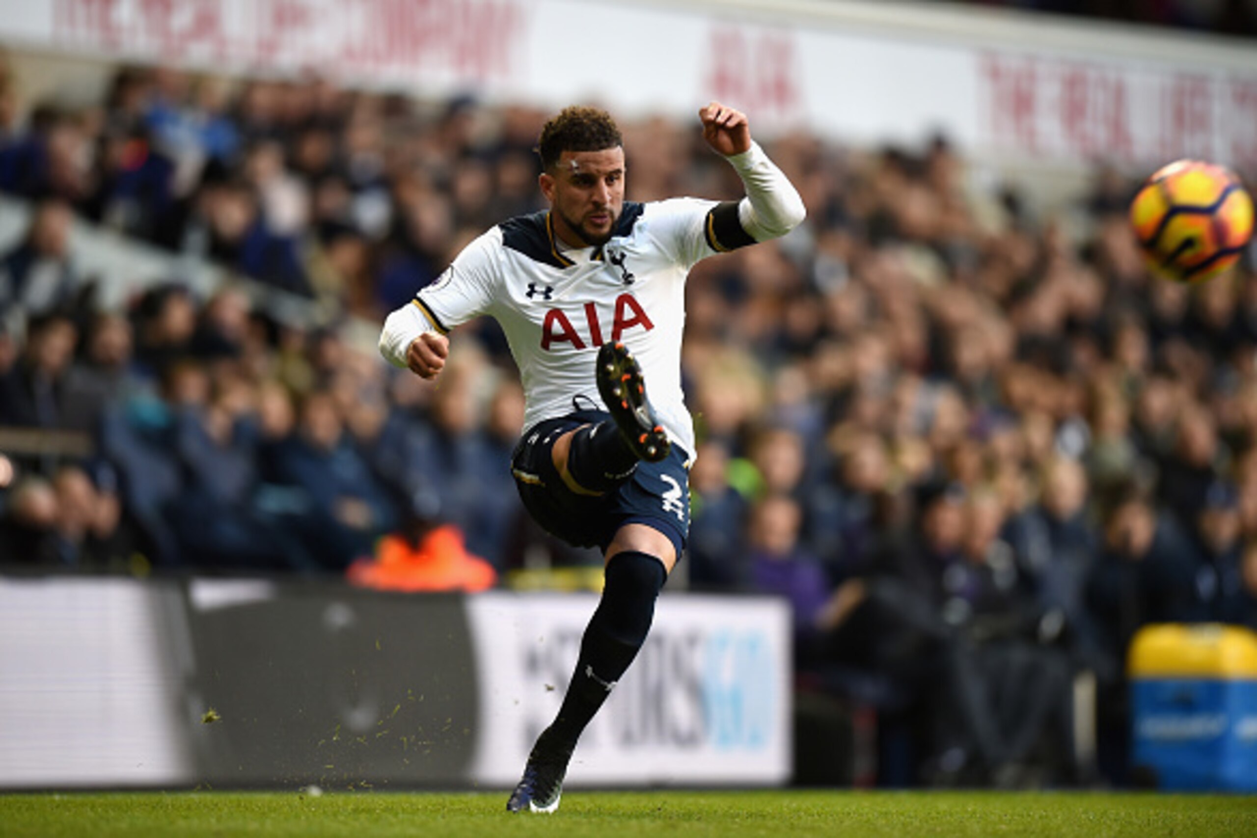 LONDON, ENGLAND - DECEMBER 03:  Kyle Walker of Tottenham Hotspur during the Premier League match between Tottenham Hotspur and Swansea City at White Hart Lane on December 3, 2016 in London, England.  (Photo by Tony Marshall/Getty Images)