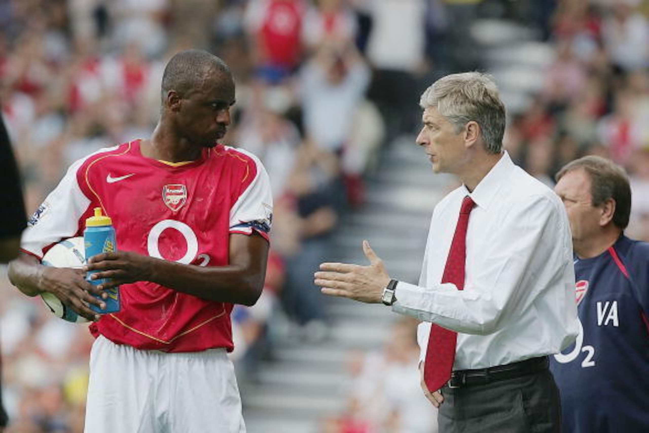 LONDON - SEPTEMBER 11:  Arsene Wenger of Arsenal talks with Patrick Vieira during the Barclays Premiership match between Fulham and Arsenal at Craven Cottage on September 11, 2004 in London.  (Photo by Phil Cole/Getty Images)