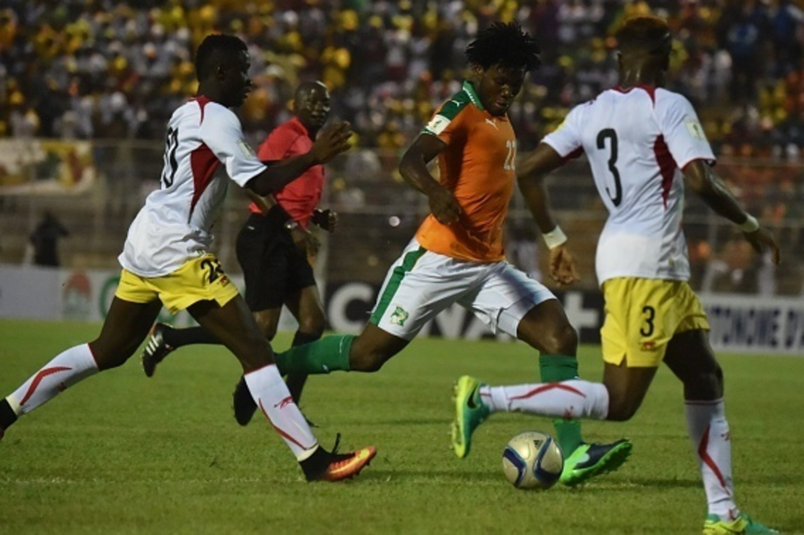 Ivory Coast's Franck Kessie (C) vies with Mali's Youssouf Kone (R) during the World Cup 2018 football qualification match between Ivory Coast and Mali at the Stade de la Paix in Bouake on October 8, 2016. / AFP / ISSOUF SANOGO        (Photo credit should 