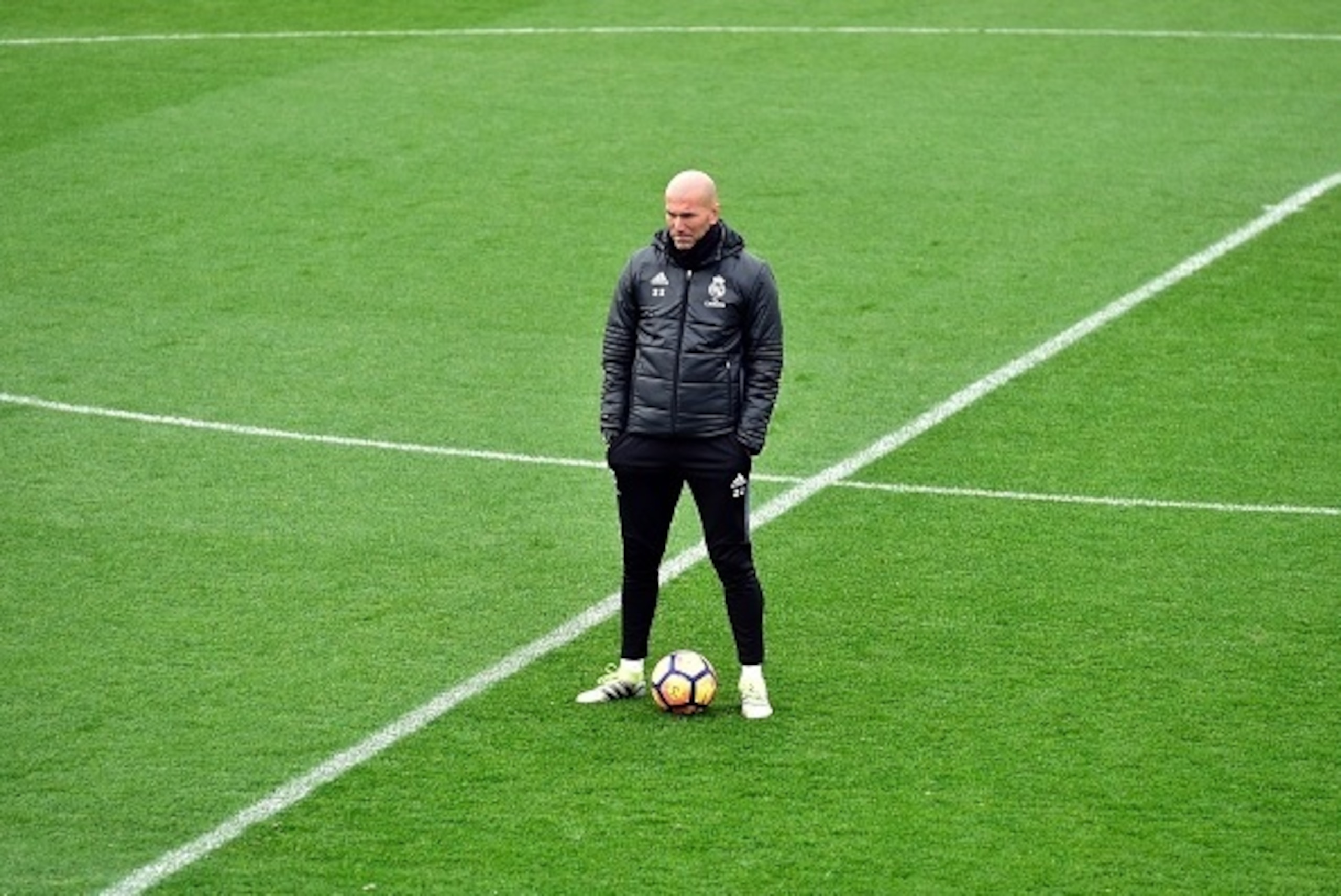 Real Madrid's French coach Zinedine Zidane takes part in a training session at Valdebebas training ground in Madrid on December 9, 2016, on the eve of the Spanish League match Real Madrid CF vs RC Deportivo de La Coruรฑa. / AFP / GERARD JULIEN (Phot Real Madrid's French coach Zinedine Zidane takes part in a training session at Valdebebas training ground in Madrid on December 9, 2016, on the eve of the Spanish League match Real Madrid CF vs RC Deportivo de La Coruรฑa. / AFP / GERARD JULIEN (Phot