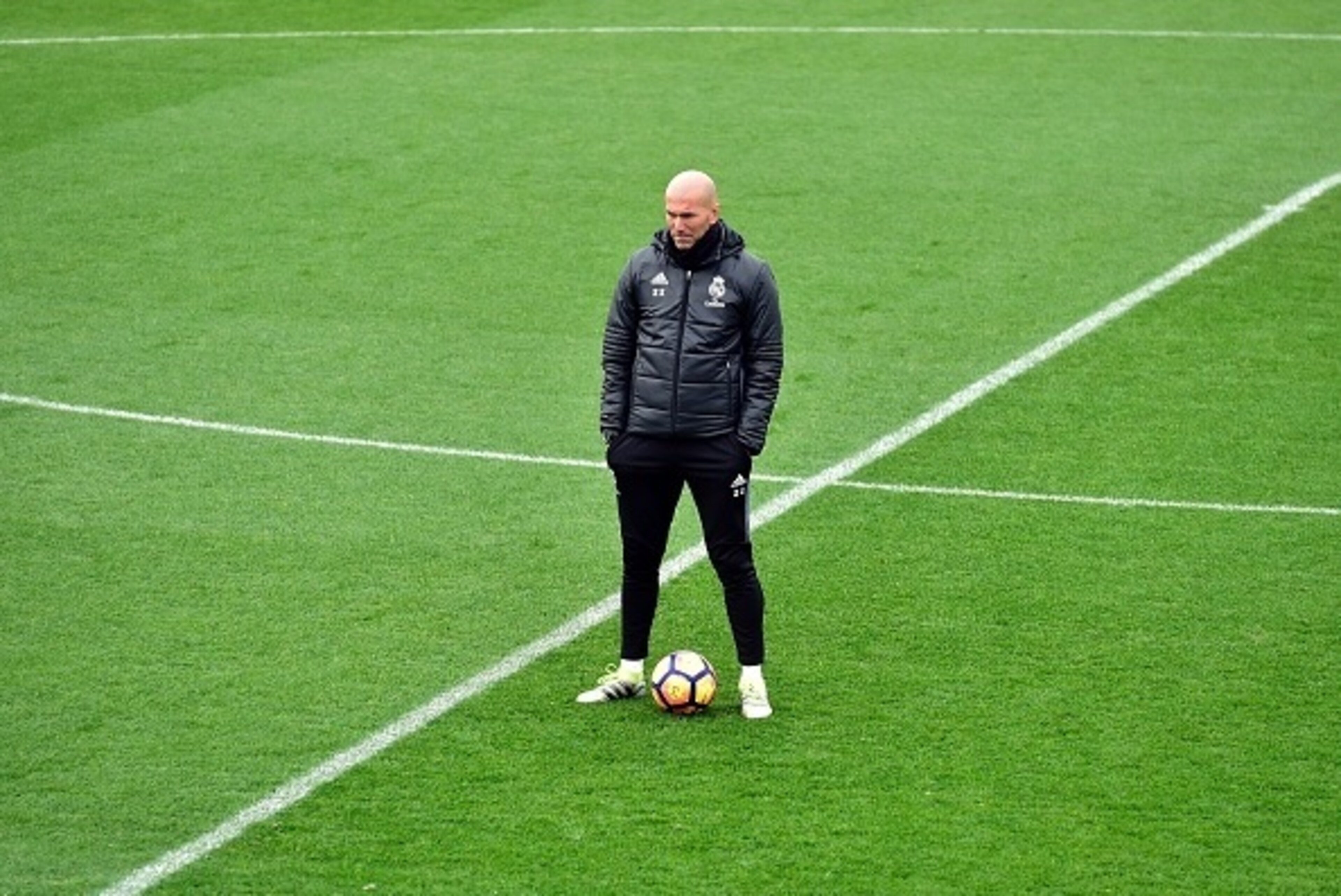 Real Madrid's French coach Zinedine Zidane takes part in a training session at Valdebebas training ground in Madrid on December 9, 2016, on the eve of the Spanish League match Real Madrid CF vs RC Deportivo de La Coruña. / AFP / GERARD JULIEN        (Phot