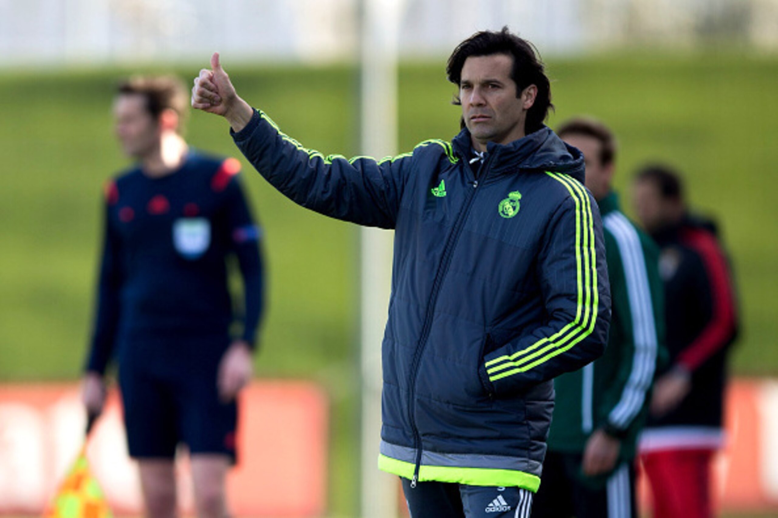 MADRID, SPAIN - MARCH 08: Head coach Santiago Solari of Real Madrid CF gives the ok to his team during the UEFA Youth League Quarter Finals match between Real Madrid CF and SL Benfica at Estadio Alfredo Di Stefano on March 8, 2016 in Madrid, Spain. (Pho MADRID, SPAIN - MARCH 08: Head coach Santiago Solari of Real Madrid CF gives the ok to his team during the UEFA Youth League Quarter Finals match between Real Madrid CF and SL Benfica at Estadio Alfredo Di Stefano on March 8, 2016 in Madrid, Spain. (Pho
