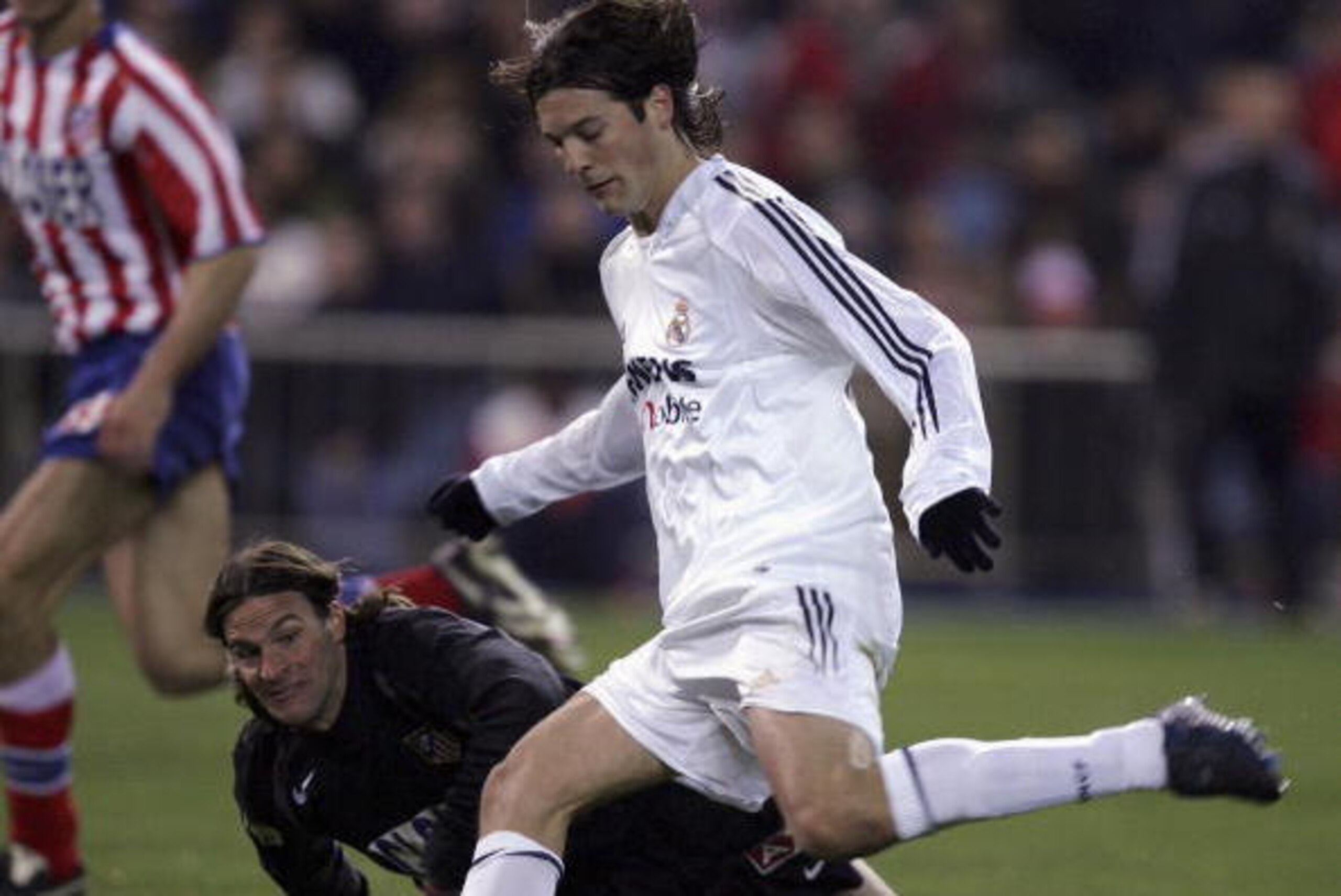 MADRID, SPAIN - JANUARY 9: Real?s Santiago Solari scores a goal beside Atletico?s goalkeeper Leo Franco in an Atletico Madrid v Real Madrid La Liga soccer derby at the Calderon on January 9, 2005 in Madrid, Spain. (Photo by Denis Doyle/Getty Images) MADRID, SPAIN - JANUARY 9: Real?s Santiago Solari scores a goal beside Atletico?s goalkeeper Leo Franco in an Atletico Madrid v Real Madrid La Liga soccer derby at the Calderon on January 9, 2005 in Madrid, Spain. (Photo by Denis Doyle/Getty Images)