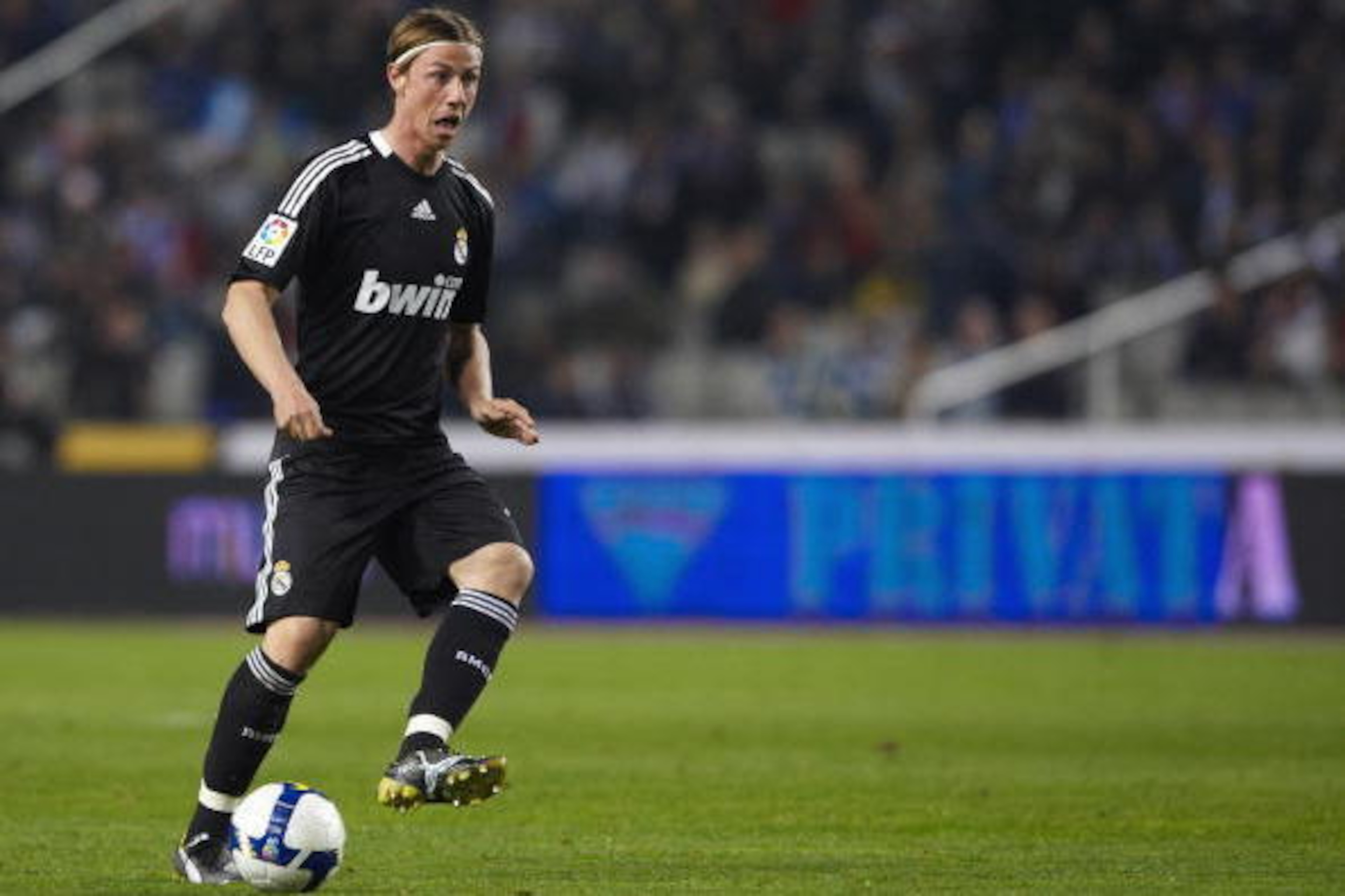 BARCELONA, SPAIN - FEBRUARY 28: Guti  of Real Madrid in atction during the La Liga match between Espanyol and Real Madrid at the Montjuic Olympic Stadium on February 28, 2009 in Barcelona, Spain. Real Madrid wins 2-0. (Photo by Manuel Queimadelos Alonso/G