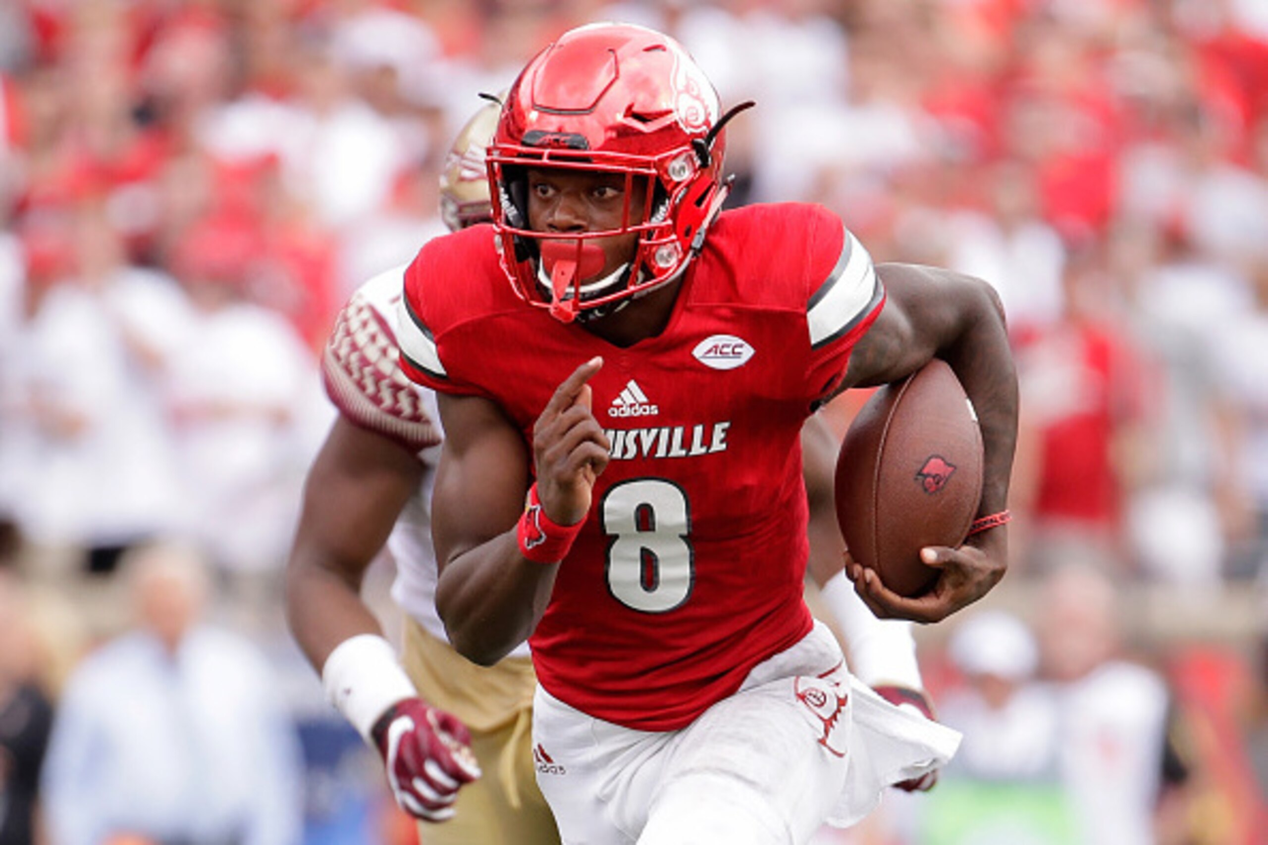 LOUISVILLE, KY - SEPTEMBER 17:  Lamar Jackson #8 of the Louisville Cardinals  runs for a touchdown against the Florida State Seminoles  at Papa John's Cardinal Stadium on September 17, 2016 in Louisville, Kentucky.  (Photo by Andy Lyons/Getty Images)