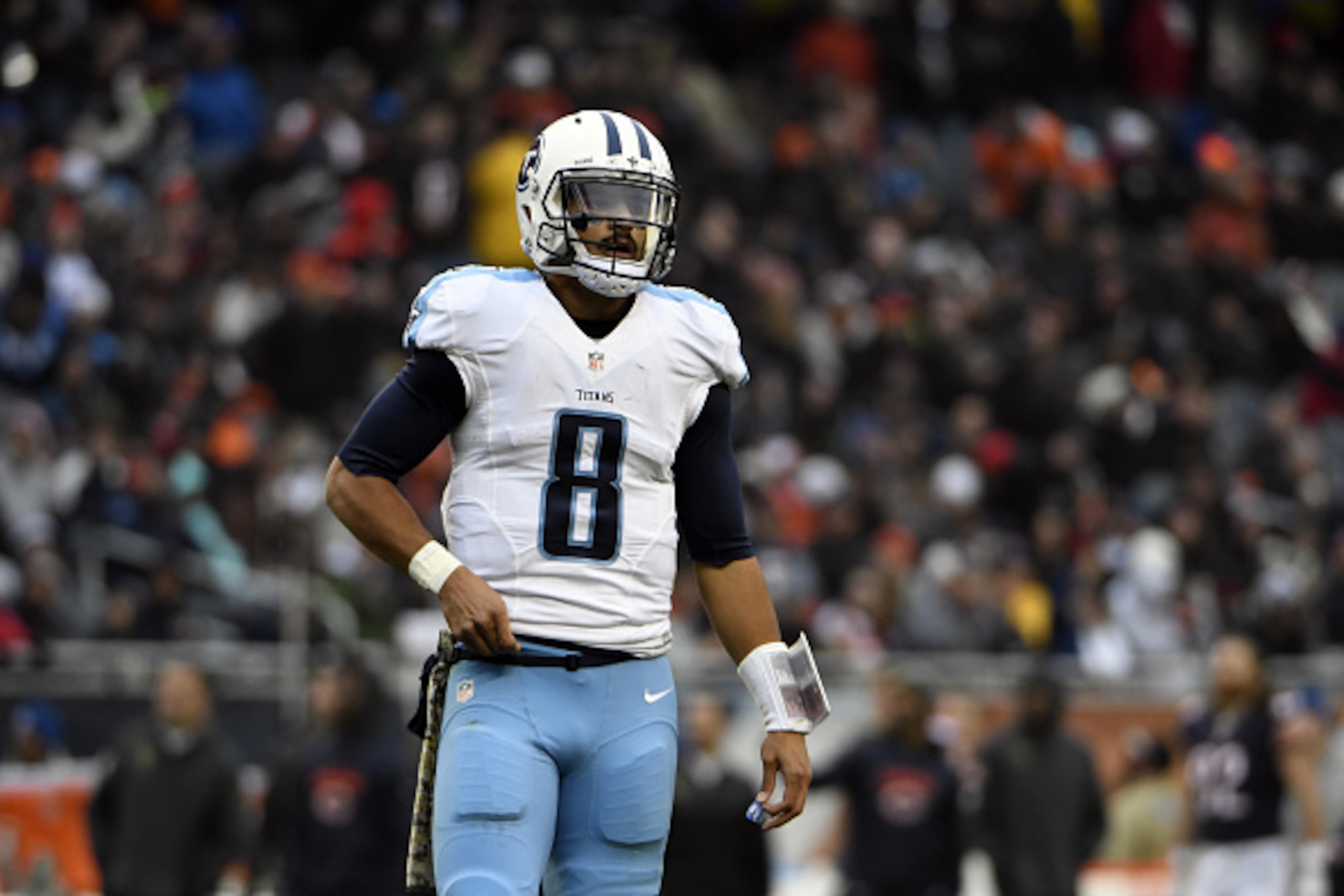 CHICAGO, IL- NOVEMBER 27: Marcus Mariota #8 of the Tennessee Titans plays against the Chicago Bears during the third quarter on November 27, 2016 at Soldier Field in Chicago, Illinois.  (Photo by David Banks/Getty Images)