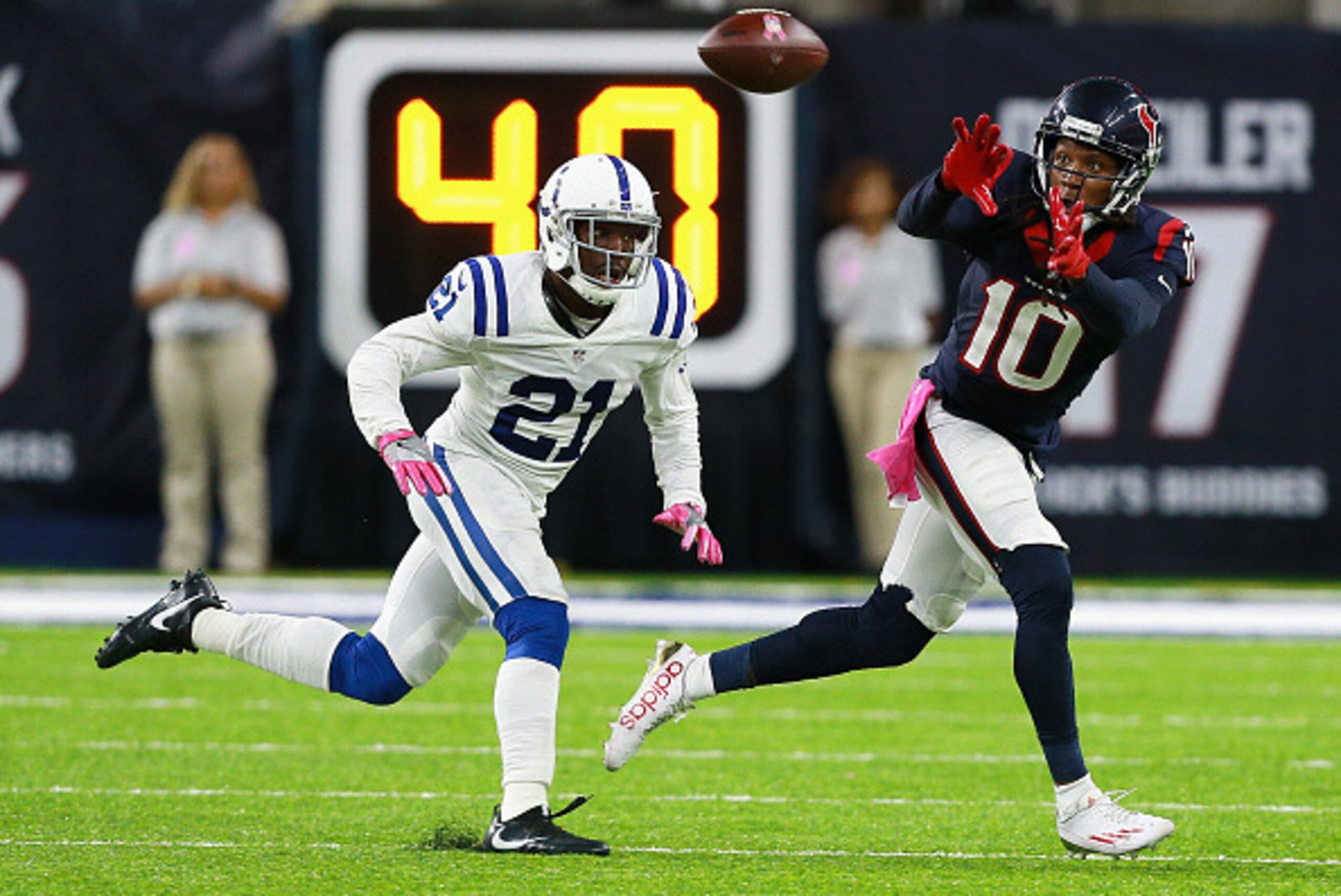HOUSTON, TX - OCTOBER 16:  DeAndre Hopkins #10 of the Houston Texans makes a catch as Vontae Davis #21 of the Indianapolis Colts defends in the fourth quarter at NRG Stadium on October 16, 2016 in Houston, Texas.  (Photo by Bob Levey/Getty Images)
