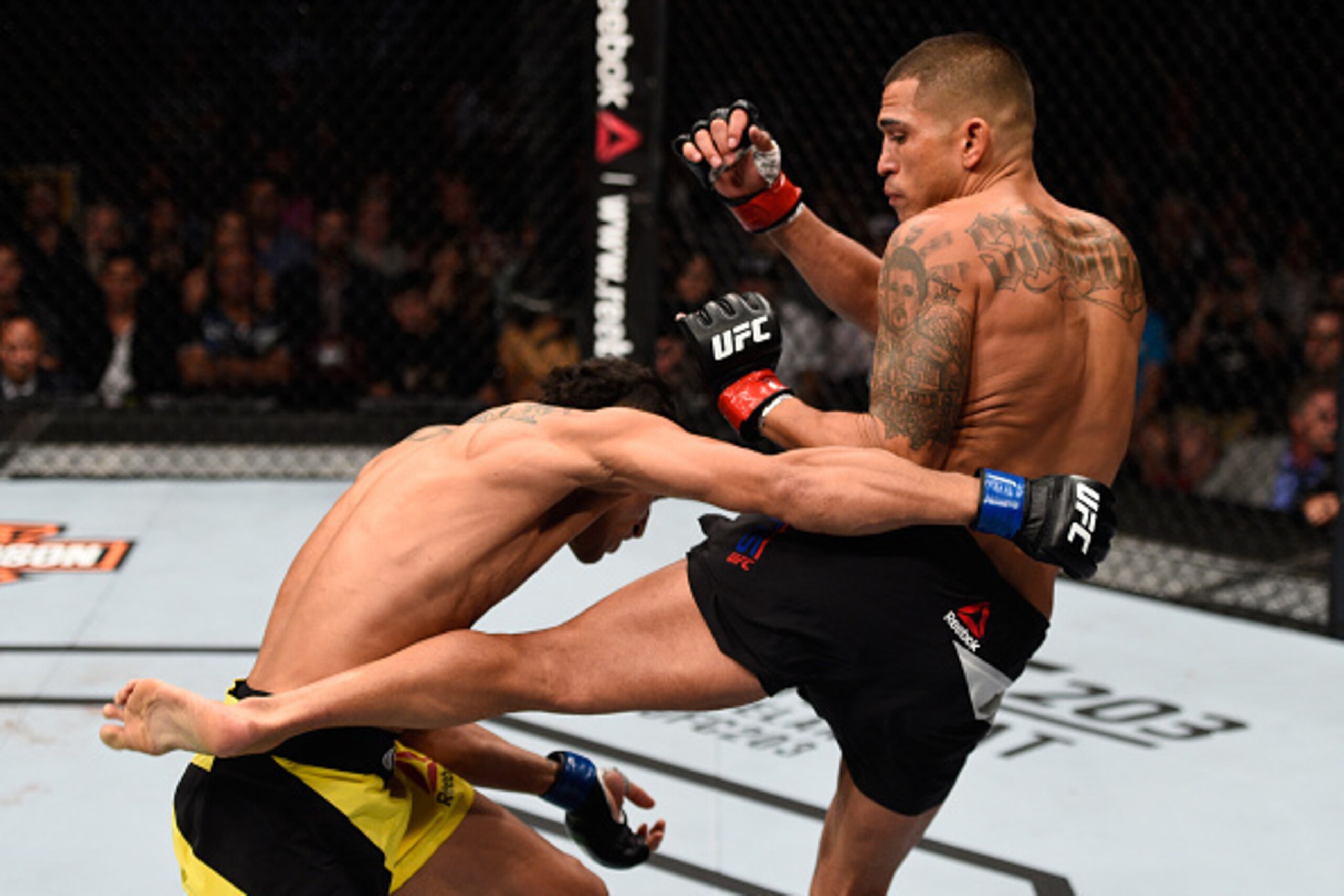 VANCOUVER, BC - AUGUST 27:  (R-L) Anthony Pettis of the United Stateskicks Charles Oliveira of Brazil in their featherweight bout during the UFC Fight Night event at Rogers Arena on August 27, 2016 in Vancouver, British Columbia, Canada. (Photo by Jeff Bo