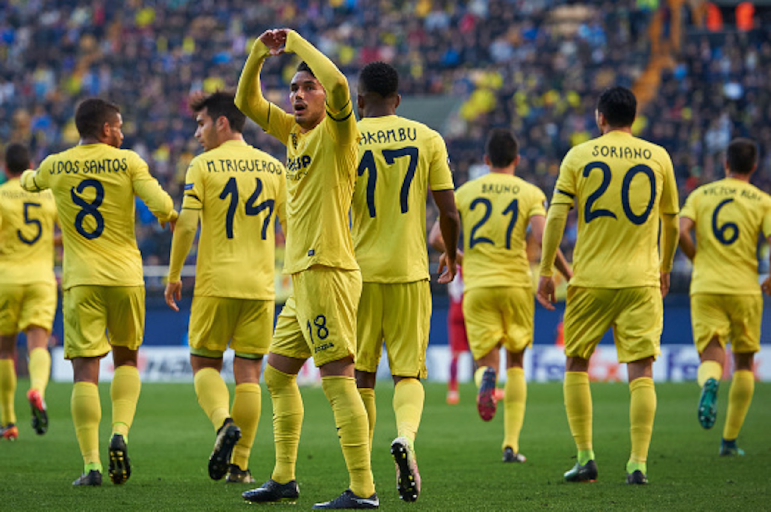 VILLARREAL, SPAIN - DECEMBER 08:  Nicola Sansone (L) of Villarreal celebrates with his teammates after scoring a goal during the UEFA Europa League match group L between Villarreal CF and FC Steaua Bucuresti at El Madrigal on December 8, 2016 in Villarrea