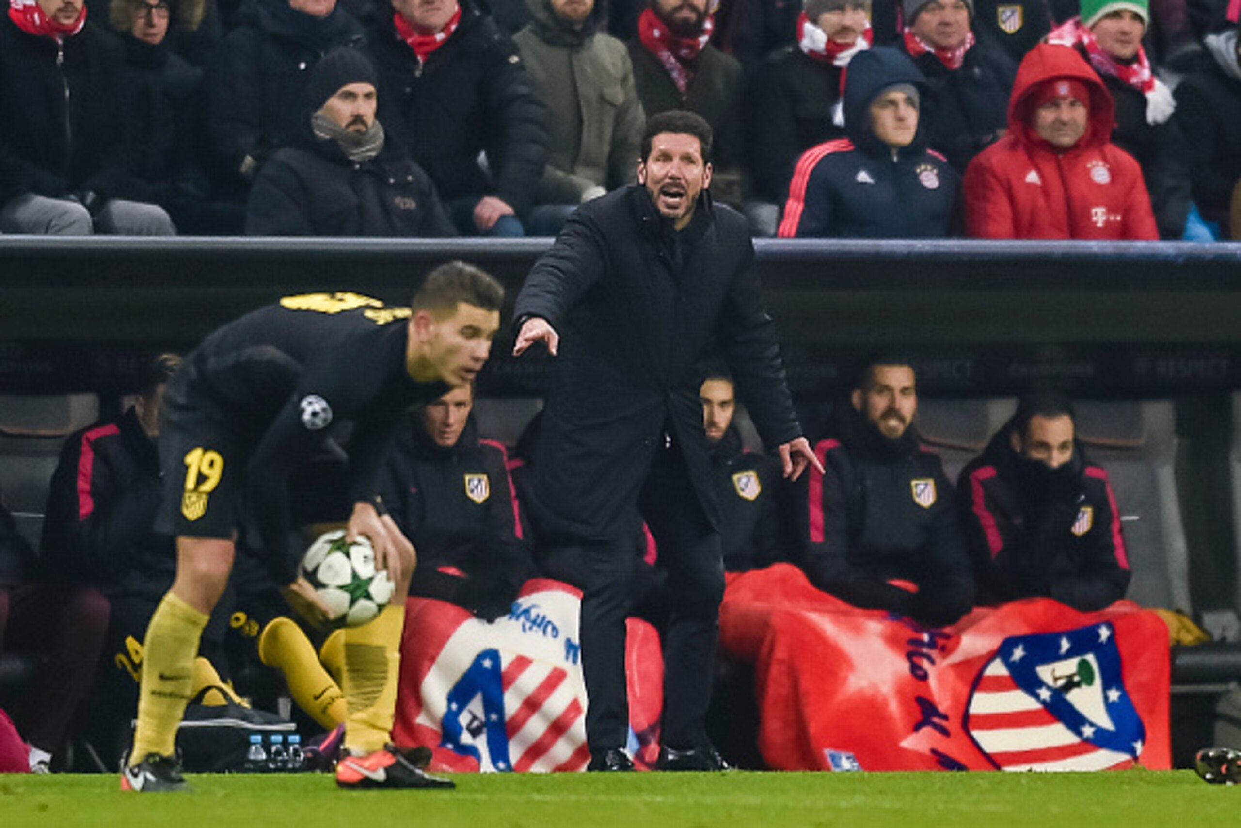 Atletico Madrid's head coach Diego Simeone reacts on the sideline during the UEFA Champions League group D football match between FC Bayern Munich and Atletico Madrid in Munich, southern Germany, on December 6, 2016.  / AFP / GUENTER SCHIFFMANN        (Ph