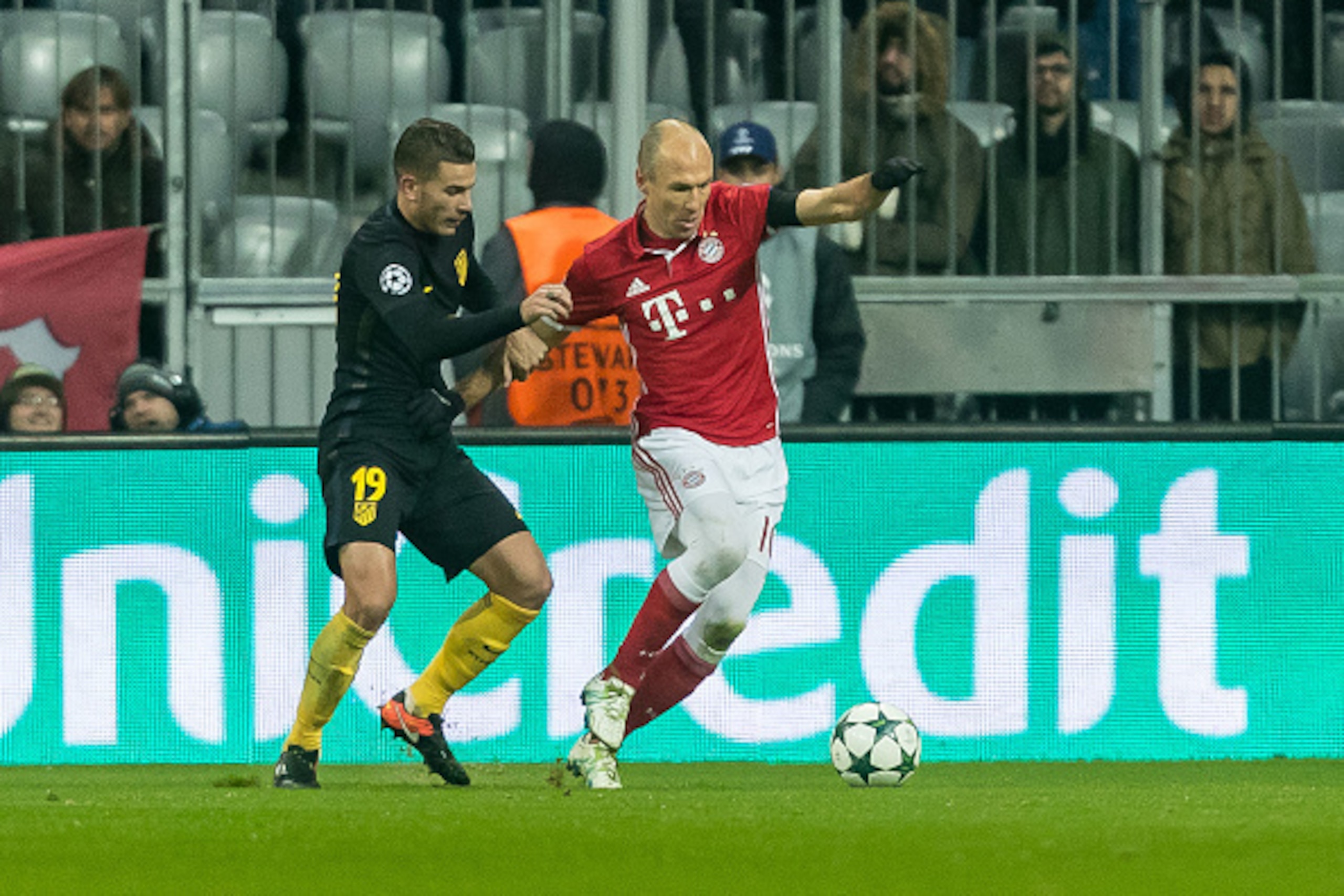 MUNICH, GERMANY - DECEMBER 06: Lucas Hernandez of Atletico Madrid und Arjen Robben of Muenchenbattle for the ball  during the UEFA Champions League match between FC Bayern Muenchen and Club Atletico de Madrid at Allianz Arena on December 6, 2016 in Munich