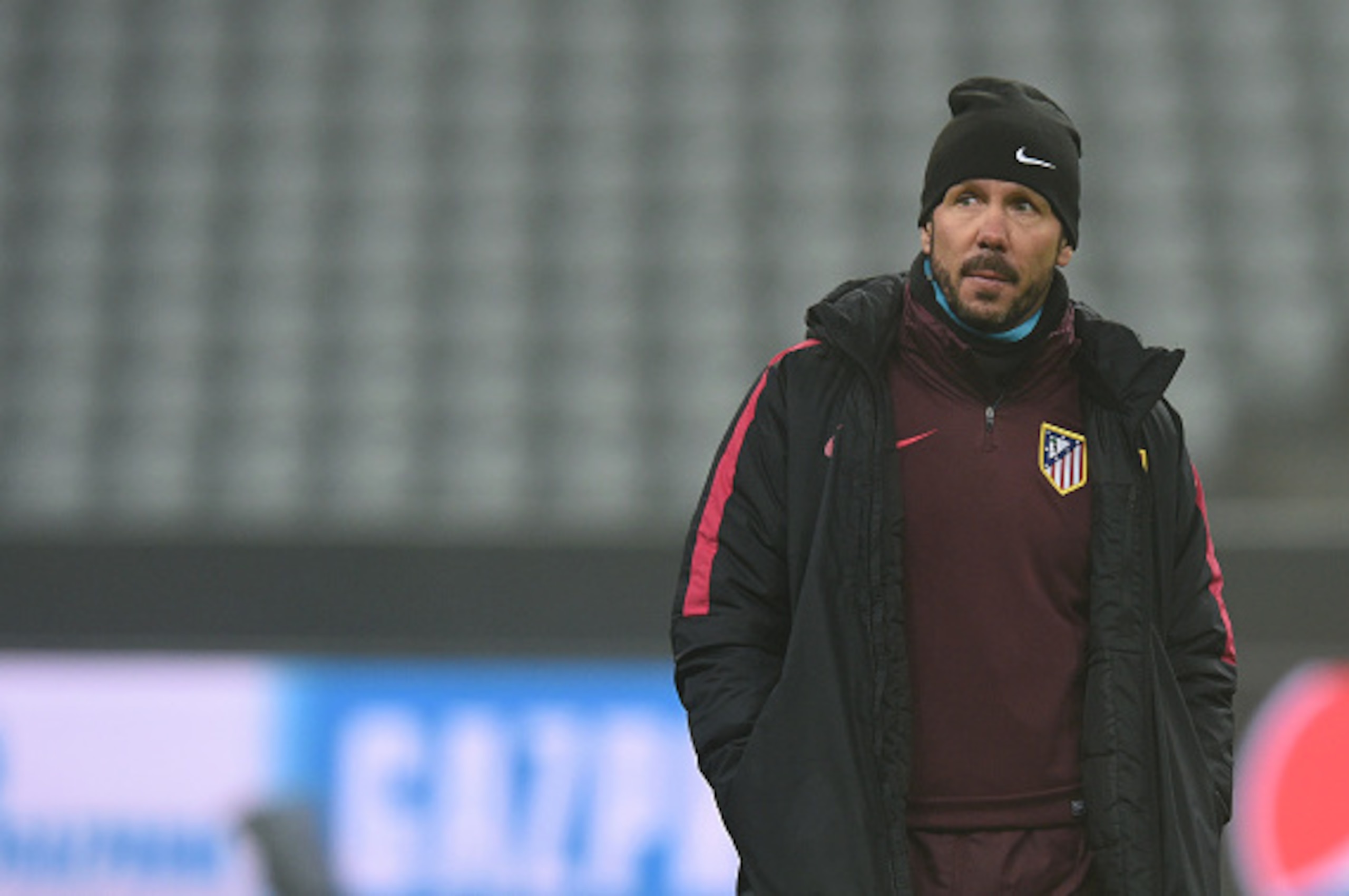 Atletico Madrid's headcoach Diego Simeone follows the final team training in the stadium in Munich, on December 5, on the eve of the UEFA Champions League group D match between FC Bayern Munich and Atletico Madrid.  / AFP / CHRISTOF STACHE        (Photo c