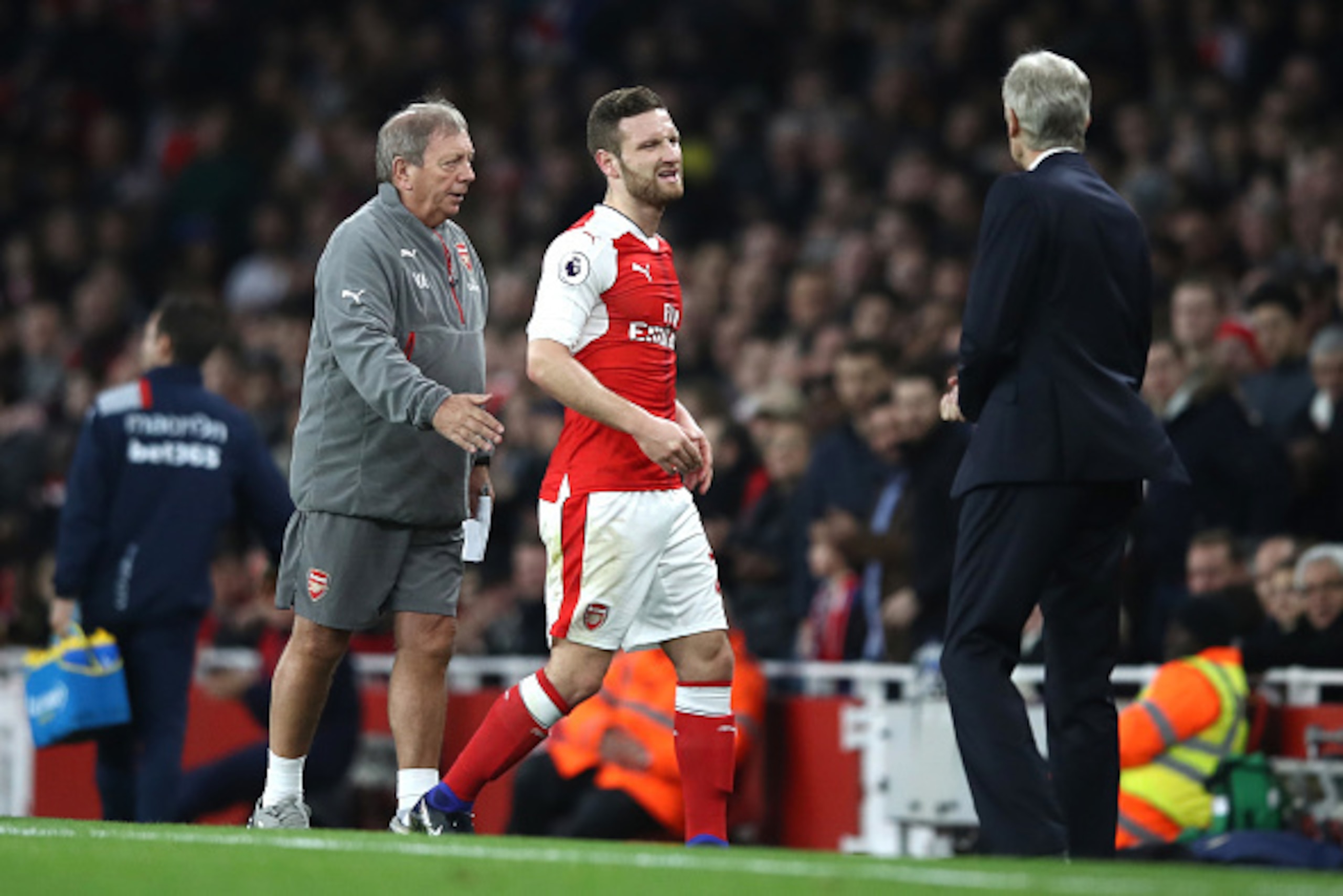 LONDON, ENGLAND - DECEMBER 10: Shkodran Mustafi of Arsenal is subbed off injured during the Premier League match between Arsenal and Stoke City at the Emirates Stadium on December 10, 2016 in London, England.  (Photo by Julian Finney/Getty Images)