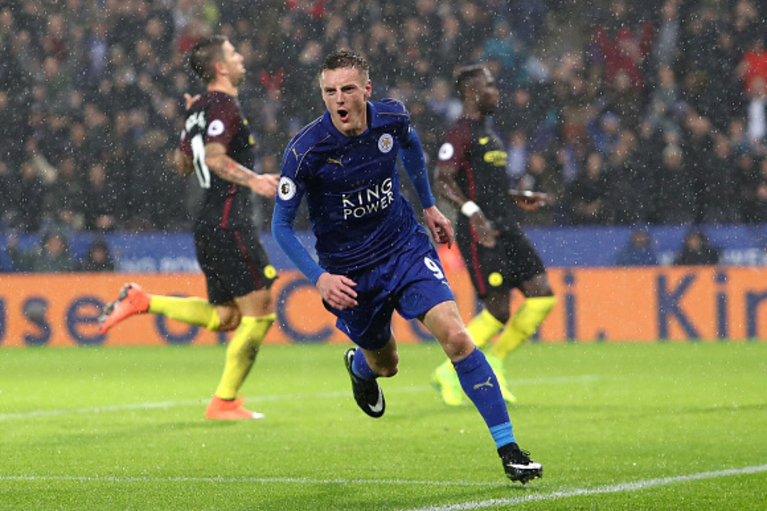 LEICESTER, ENGLAND - DECEMBER 10: Jamie Vardy of Leicester City celebrates scoring his sides third goal during the Premier League match between Leicester City and Manchester City at the King Power Stadium on December 10, 2016 in Leicester, England.  (Phot