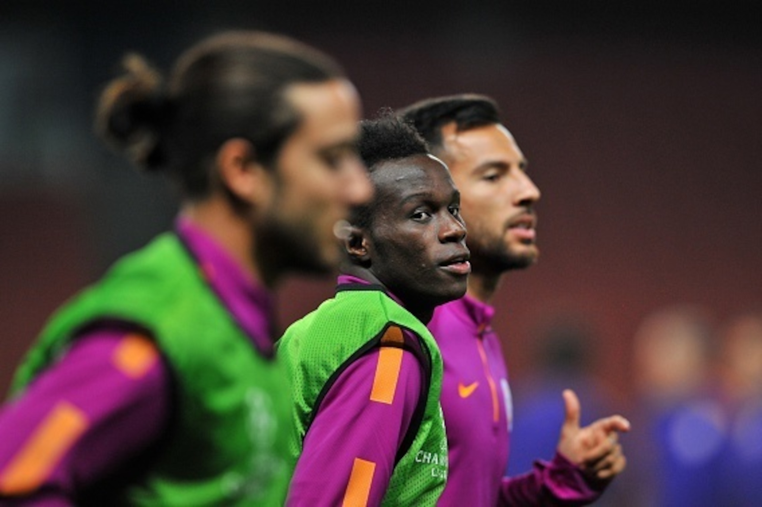 Galatasaray's Portuguese striker Bruma (C) warms up during a training session at the Emirates Stadium, North London, on September 30, 2014, ahead of Galatasaray's UEFA Champions League Group D football match against Arsenal. AFP PHOTO/GLYN KIRK        (Ph