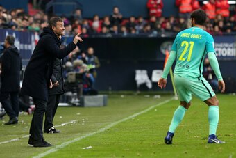 Barcelona's coach Luis Enrique (L) speak with Barcelona's Portuguese midfielder Andre Gomes during the Spanish league football match CA Osasuna vs FC Barcelona at the Reyno de Navarra (El Sadar) stadium in Pamplona on December 10, 2016. / AFP / CESAR MANS