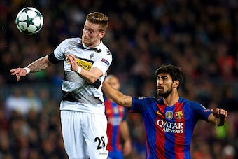 BARCELONA, SPAIN - DECEMBER 06:  Andre Gomes (R) of Barcelona competes for the ball with Andre Hahn of Borussia Moenchengladbach during the UEFA Champions League Group C match between FC Barcelona and VfL Borussia Moenchengladbach at Camp Nou on December 