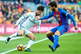 BARCELONA, SPAIN - DECEMBER 03:  Isco Alarcon of Real Madrid CF (L) being followed by Andre Gomes of FC Barcelona (R) the La Liga match between FC Barcelona and Real Madrid CF at Camp Nou Stadium on December 3, 2016 in Barcelona, Spain.  (Photo by Manuel 