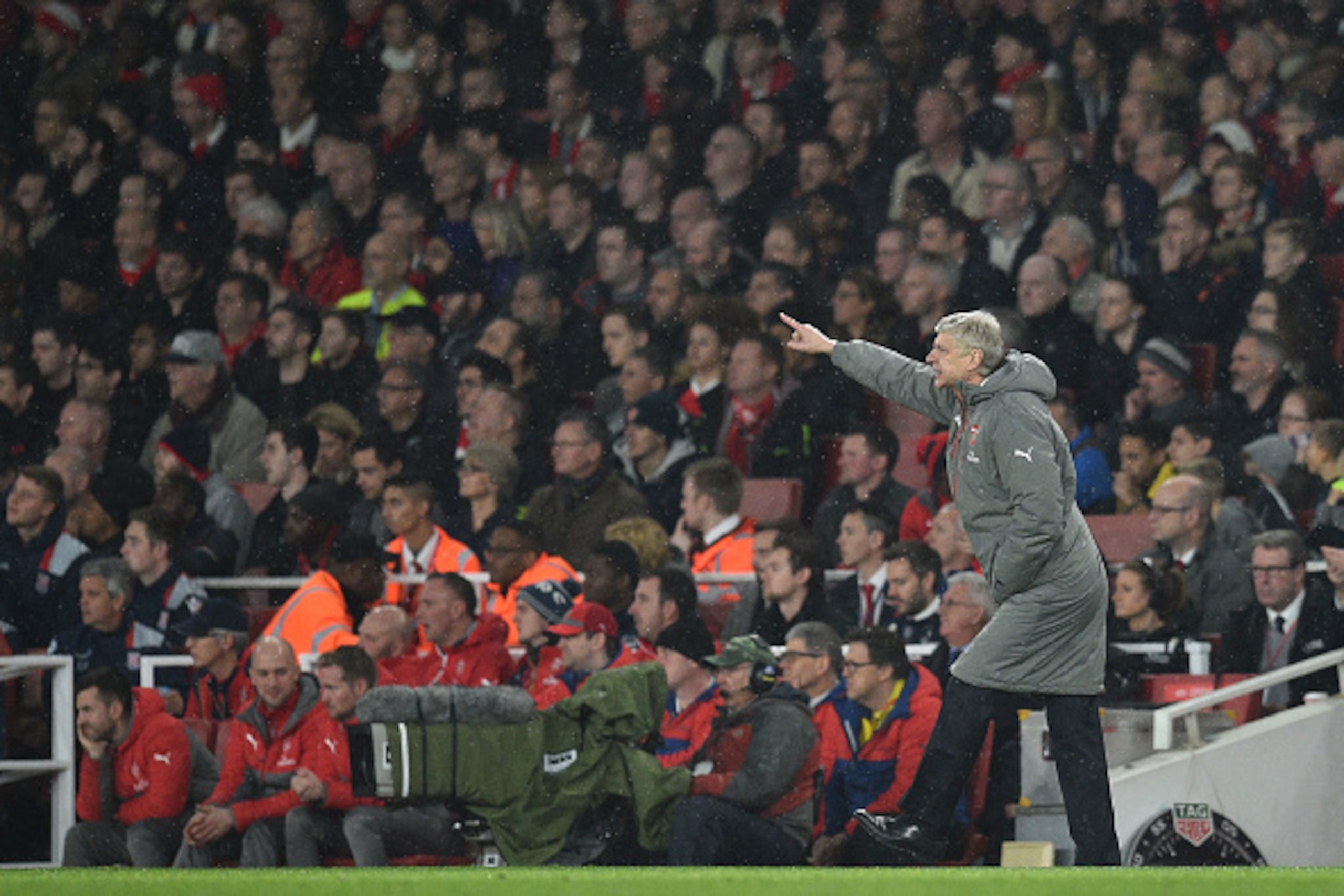 Arsenal's French manager Arsene Wenger gestures during the English Premier League football match between Arsenal and Stoke City at the Emirates Stadium in London on December 10, 2016. / AFP / Glyn KIRK / RESTRICTED TO EDITORIAL USE. No use with unauthori Arsenal's French manager Arsene Wenger gestures during the English Premier League football match between Arsenal and Stoke City at the Emirates Stadium in London on December 10, 2016. / AFP / Glyn KIRK / RESTRICTED TO EDITORIAL USE. No use with unauthori