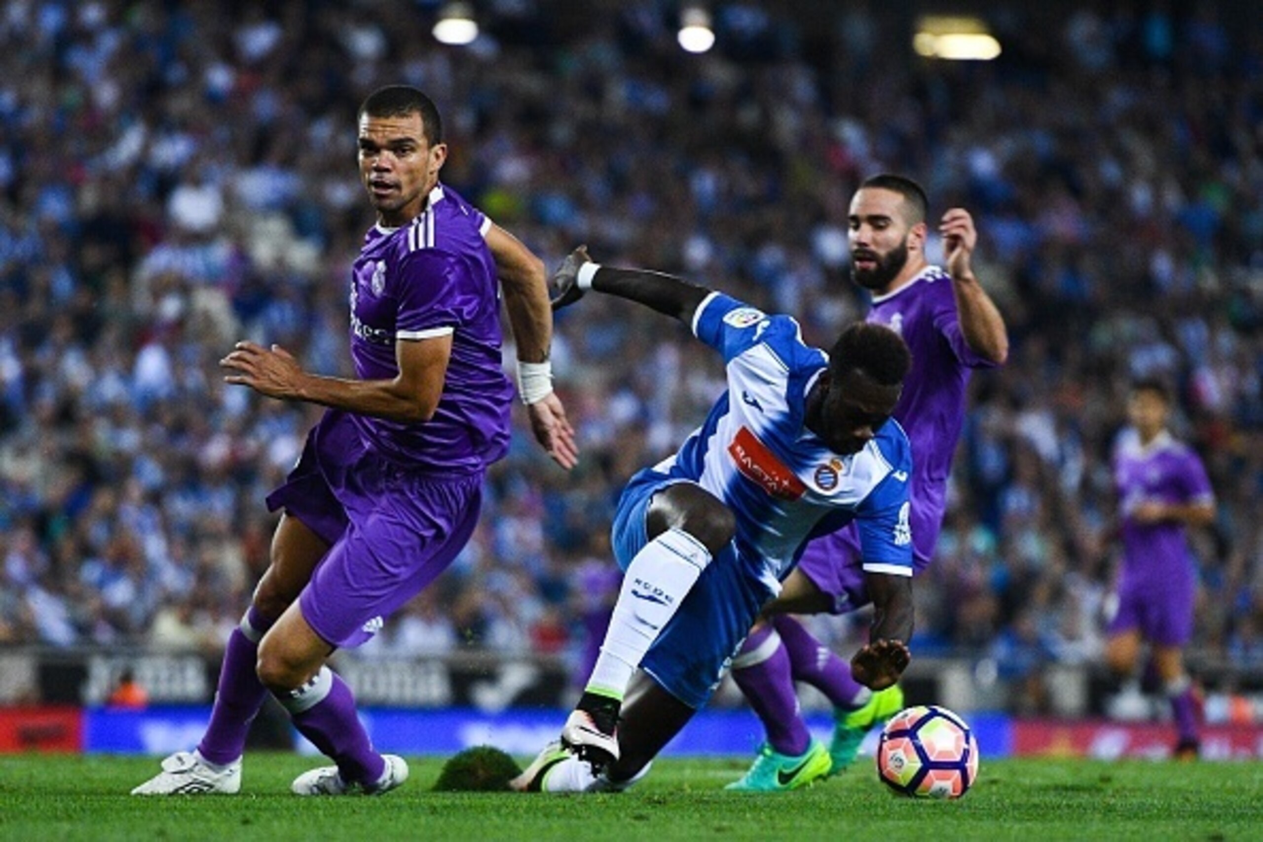 BARCELONA, SPAIN - SEPTEMBER 18: Felipe Caicedo of RCD Espanyol competes for the ball with Pepe (L) and Daniel Carvajal of Real Madrid CF during the La Liga match between RCD Espanyol and Real Madrid CF at the RCDE stadium on September 18, 2016 in Barcelo
