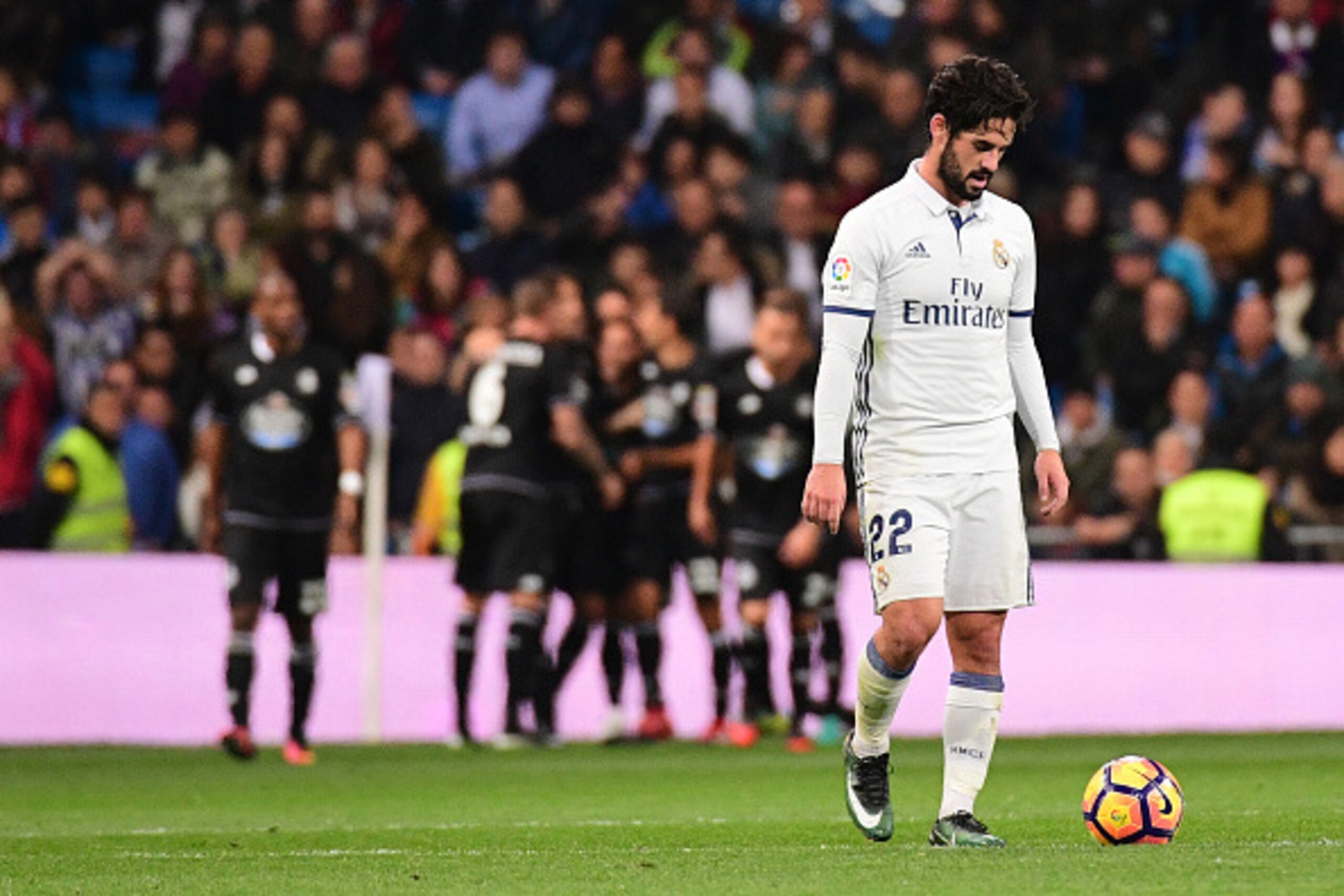 Real Madrid's midfielder Isco stands during the Spanish league football match Real Madrid CF vs RC Deportivo at the Santiago Bernabeu stadium in Madrid on December 10, 2016. / AFP / PIERRE-PHILIPPE MARCOU        (Photo credit should read PIERRE-PHILIPPE M