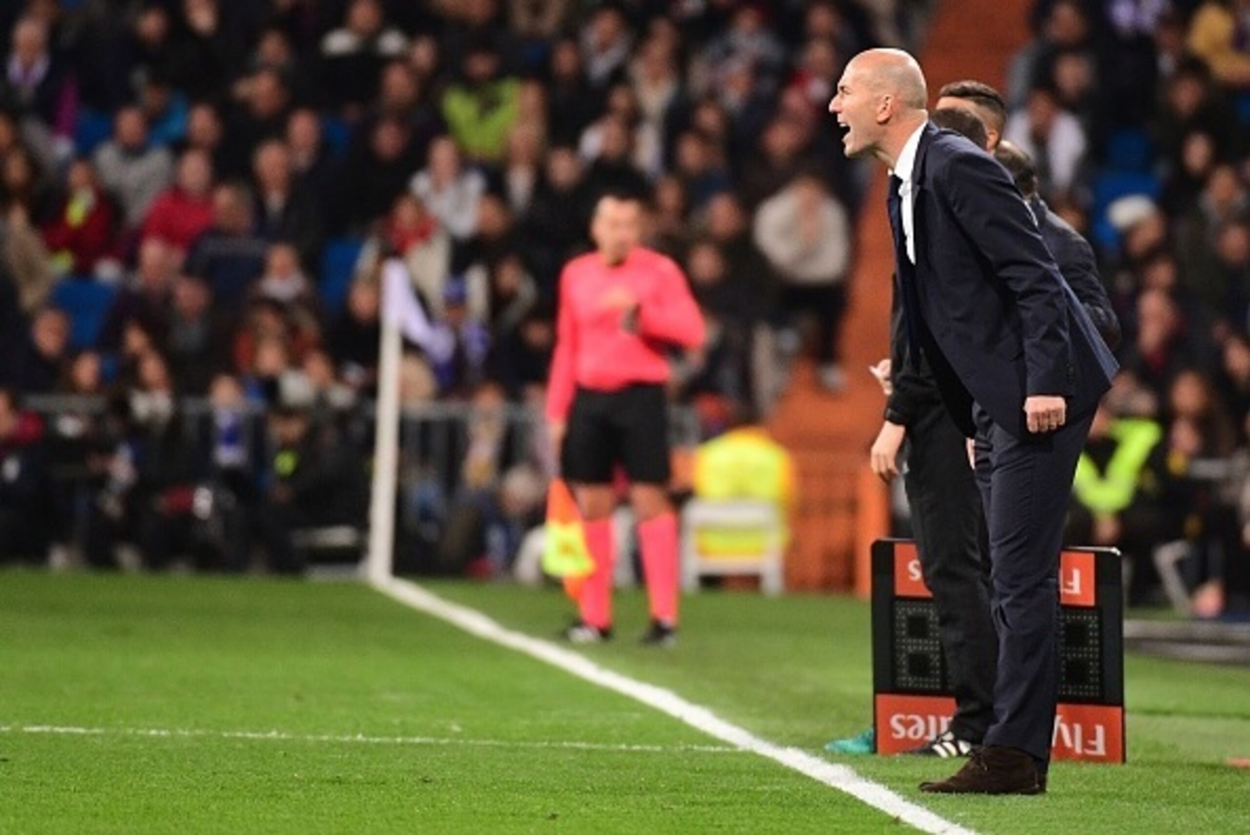 Real Madrid's French coach Zinedine Zidane shouts during the Spanish league football match Real Madrid CF vs RC Deportivo at the Santiago Bernabeu stadium in Madrid on December 10, 2016. / AFP / PIERRE-PHILIPPE MARCOU        (Photo credit should read PIER