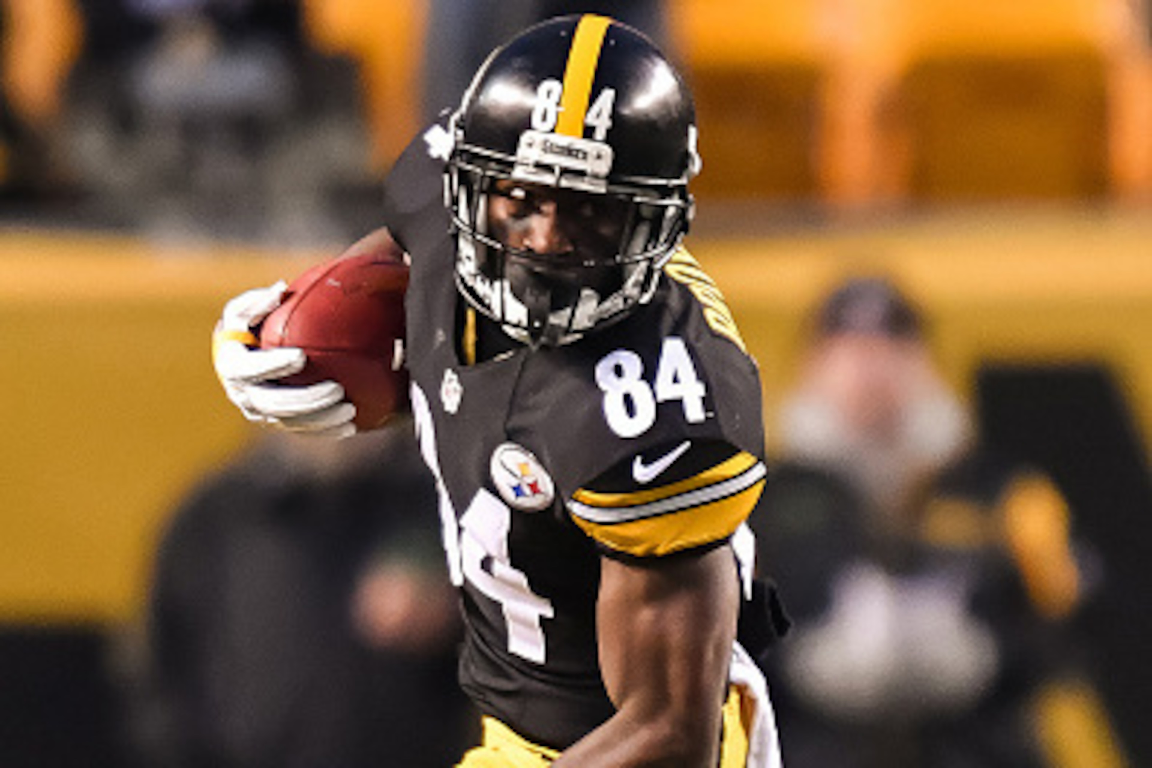 PITTSBURGH, PA - DECEMBER 04:  Antonio Brown #84 of the Pittsburgh Steelers runs with the ball against the New York Giants on December 4, 2016 in Pittsburgh, Pennsylvania. (Photo by Jamie Sabau/Getty Images)